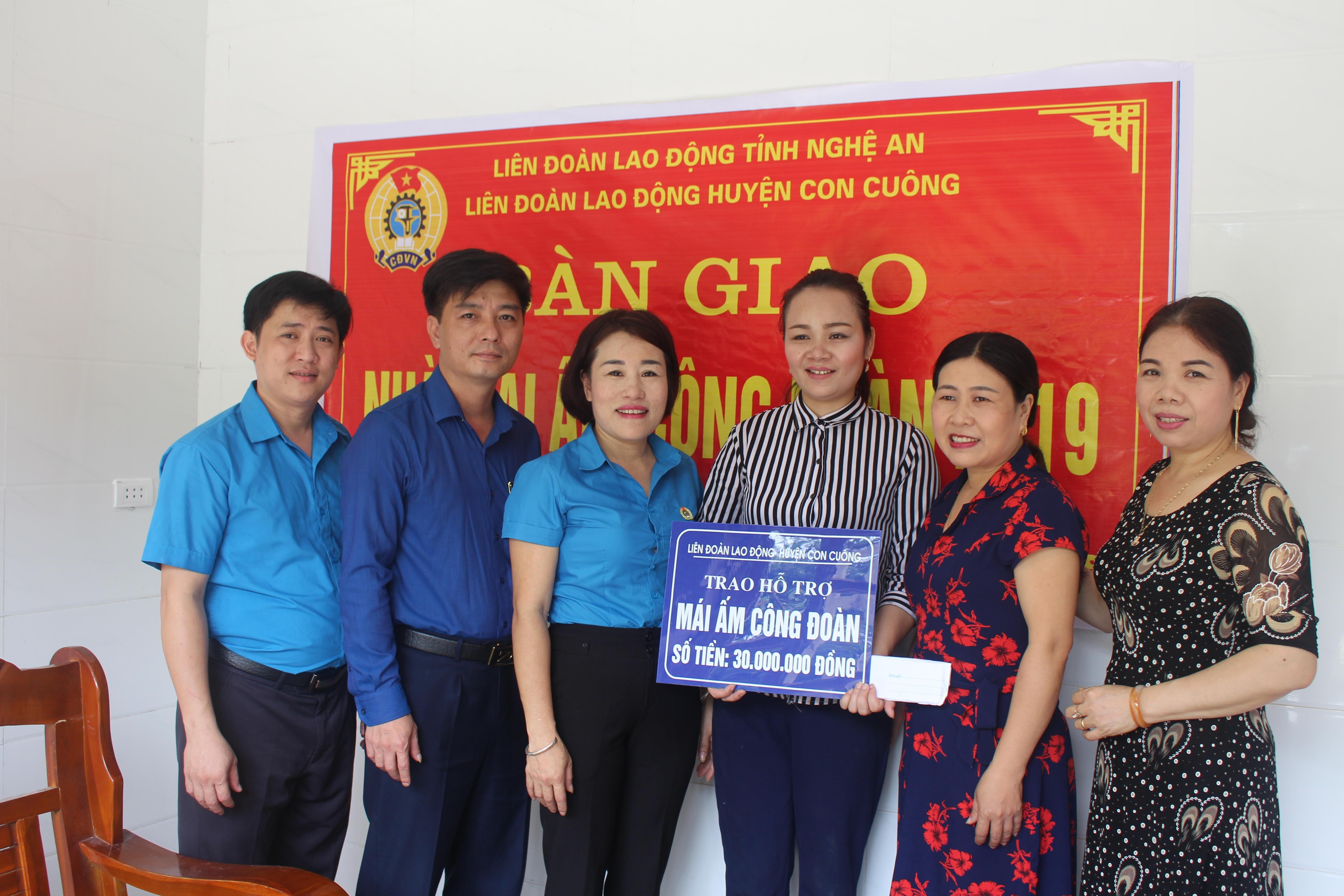 Liên đoàn lao động huyện trao tiền hỗ trợ làm nhà cho cô Hằng