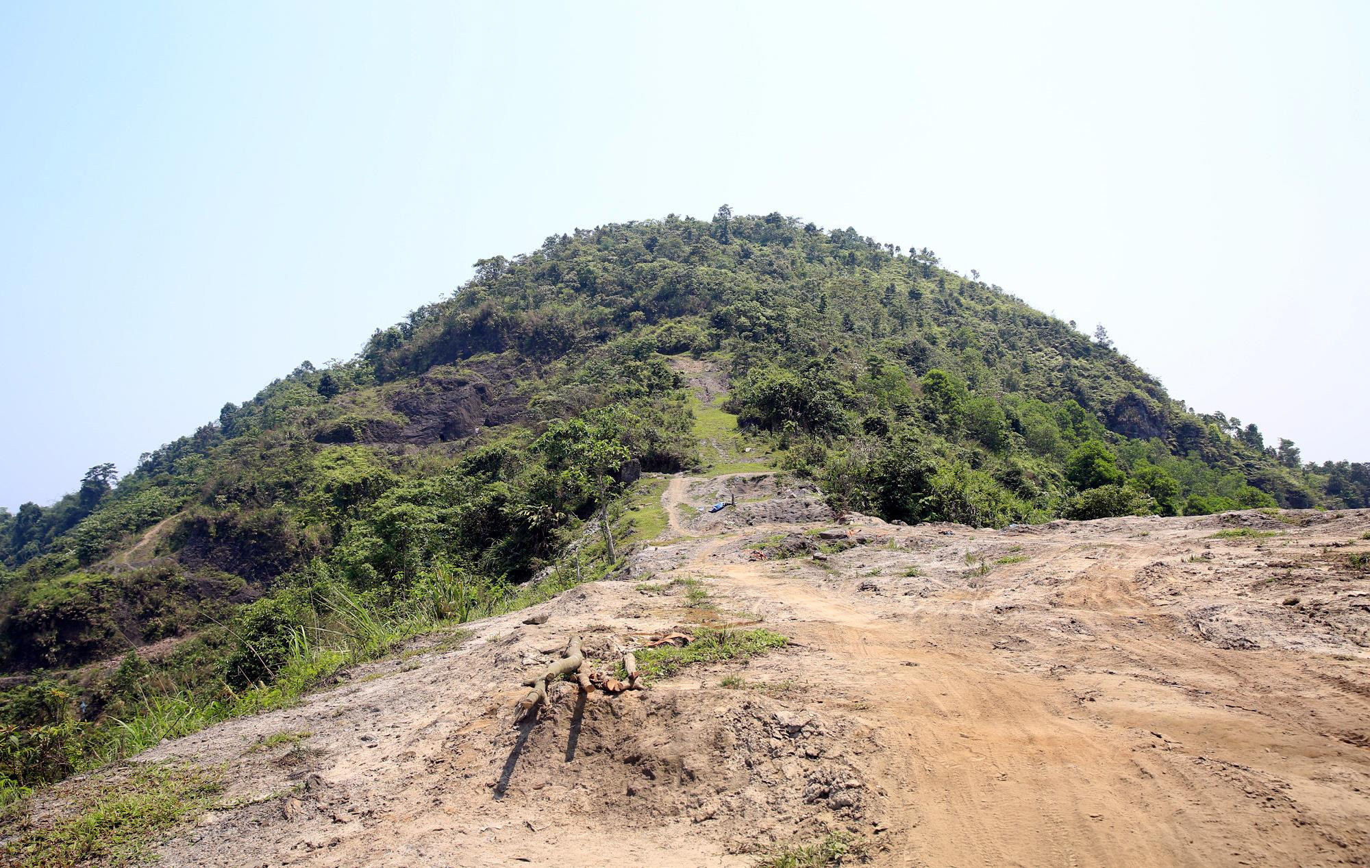 Đỉnh núi Lan Toong, nơi bùn thải doanh nghiệp khai thác quặng thiếc chất đống. 