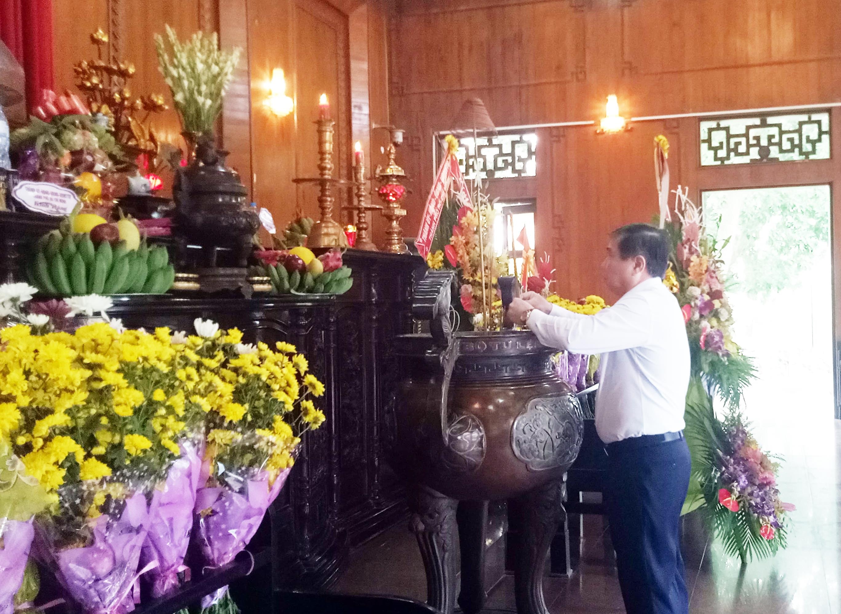 Chủ tịch UBND TP Hồ Chí Minh Nguyễn Thành Phong dâng hương