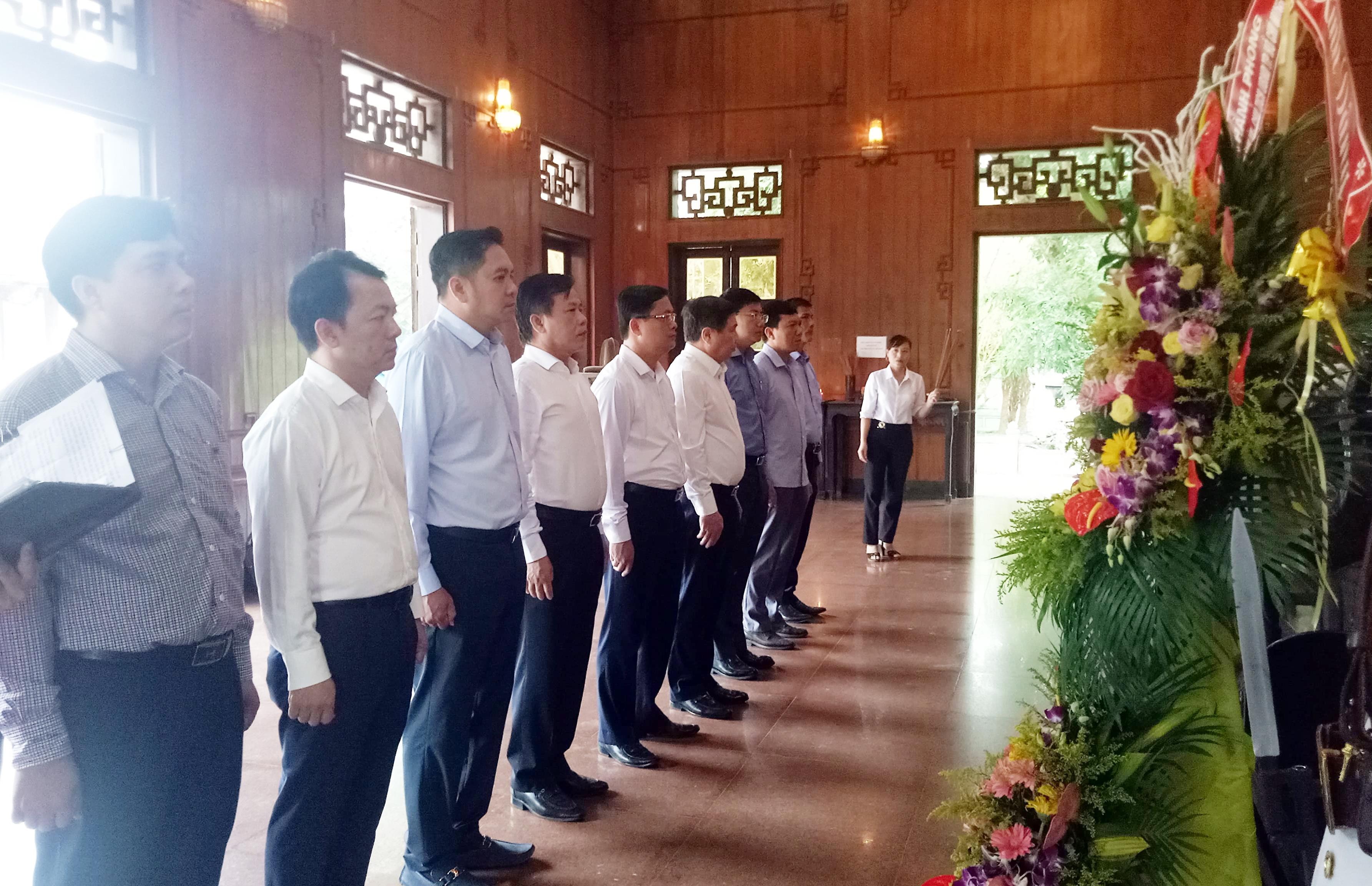 Đoàn công tác tưởng niệm Chủ tịch Hồ Chí Minh tại Khu Di tích Kim Liên