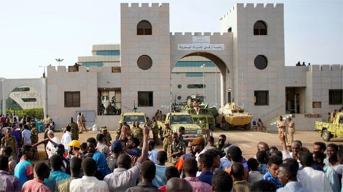 Những người biểu tình phản đối tụ tập trước Bộ Quốc phòng sau khi quân đội tuyên bố Tổng thống nước này Omar Hassan al-Bashir sẽ được thay thế bằng Hội đồng quân sự chuyển tiếp