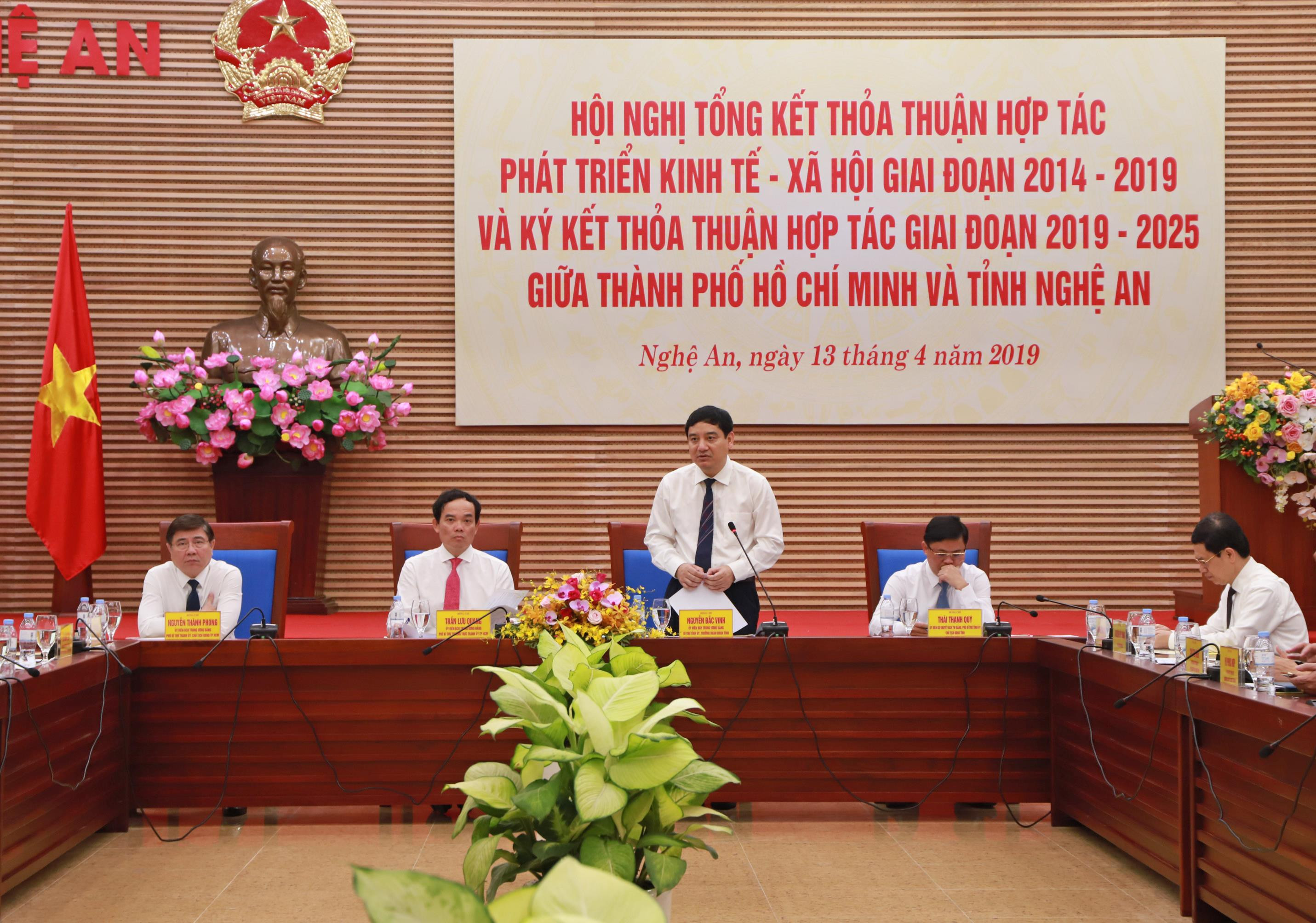 Bí thư Tỉnh ủy Nguyễn Đắc Vinh phát biểu chào mừng đoàn công tác TP. Hồ Chí Minh về tham dự Hội nghị đầy ý nghĩa. Ảnh: Thành Duy