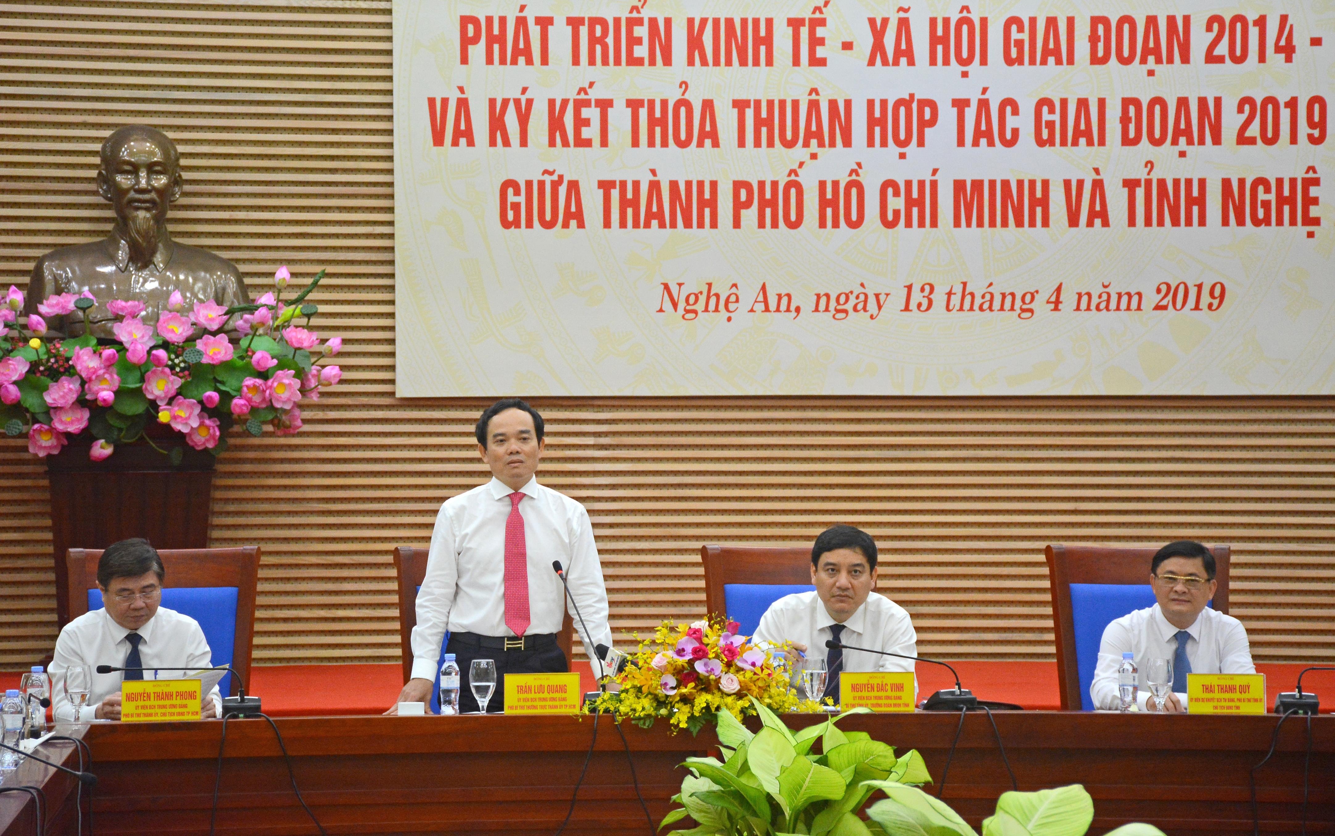 Đồng chí Trần Lưu Quang - Ủy viên Trung ương Đảng, Phó Bí thư Thường trực Thành ủy TP. Hồ Chí Minh kỳ vọng vào sự phát triển mạnh mẽ của Nghệ An cũng như chương trình hợp tác giữa 2 địa phương. Ảnh: Thu Giang