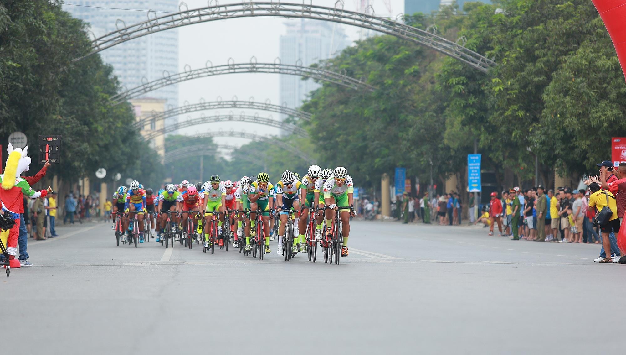 Từ sáng sớm, rất đông người dân thành phố Vinh cổ vũ cho đoàn đua rất nhiệt tình. Ảnh: Hải Vương