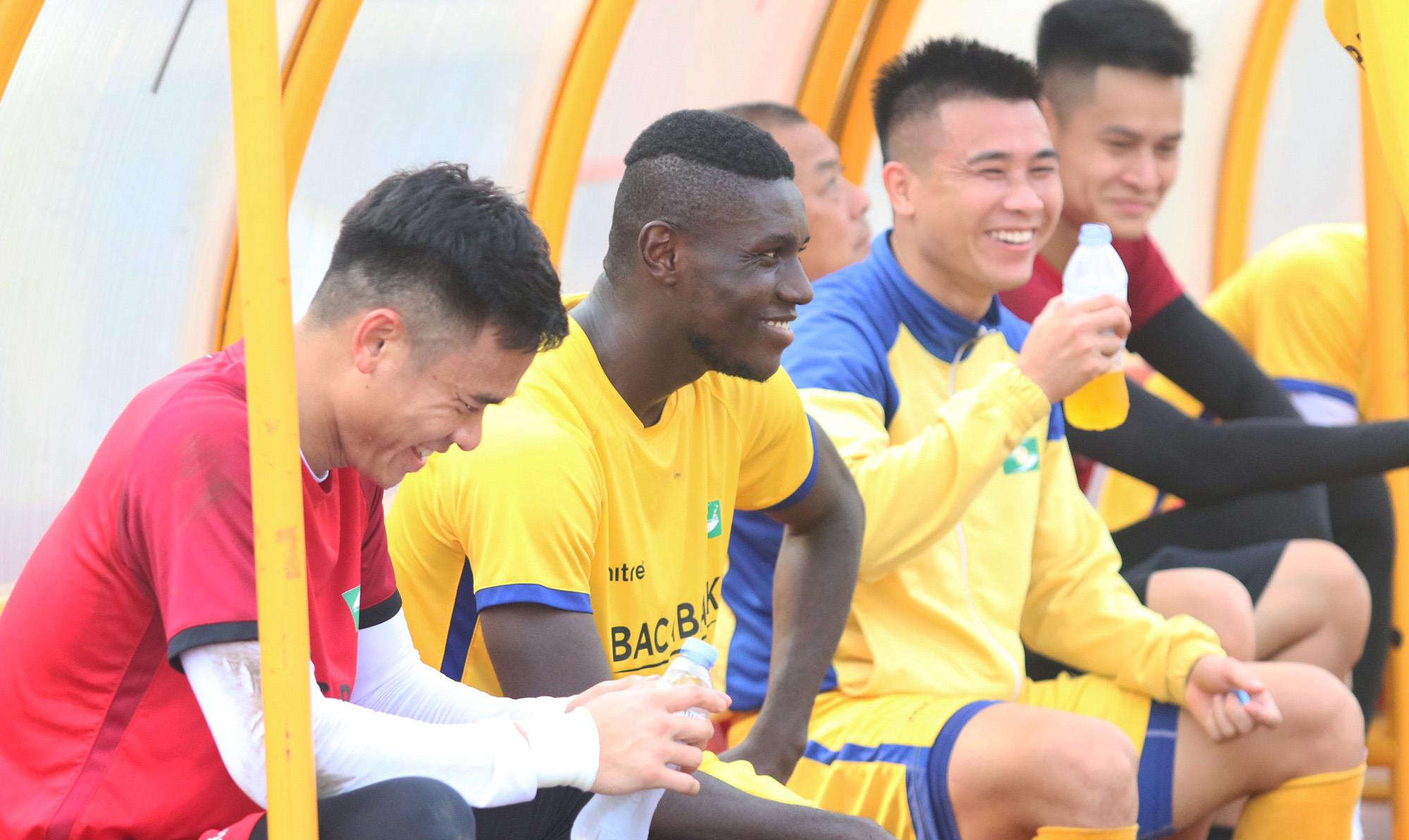 Những tiếng cười sảng khoái của cầu thủ SLNA trước ngày đón tiếp đội cuối bảng Thanh Hóa. Ảnh: Trung Kiên