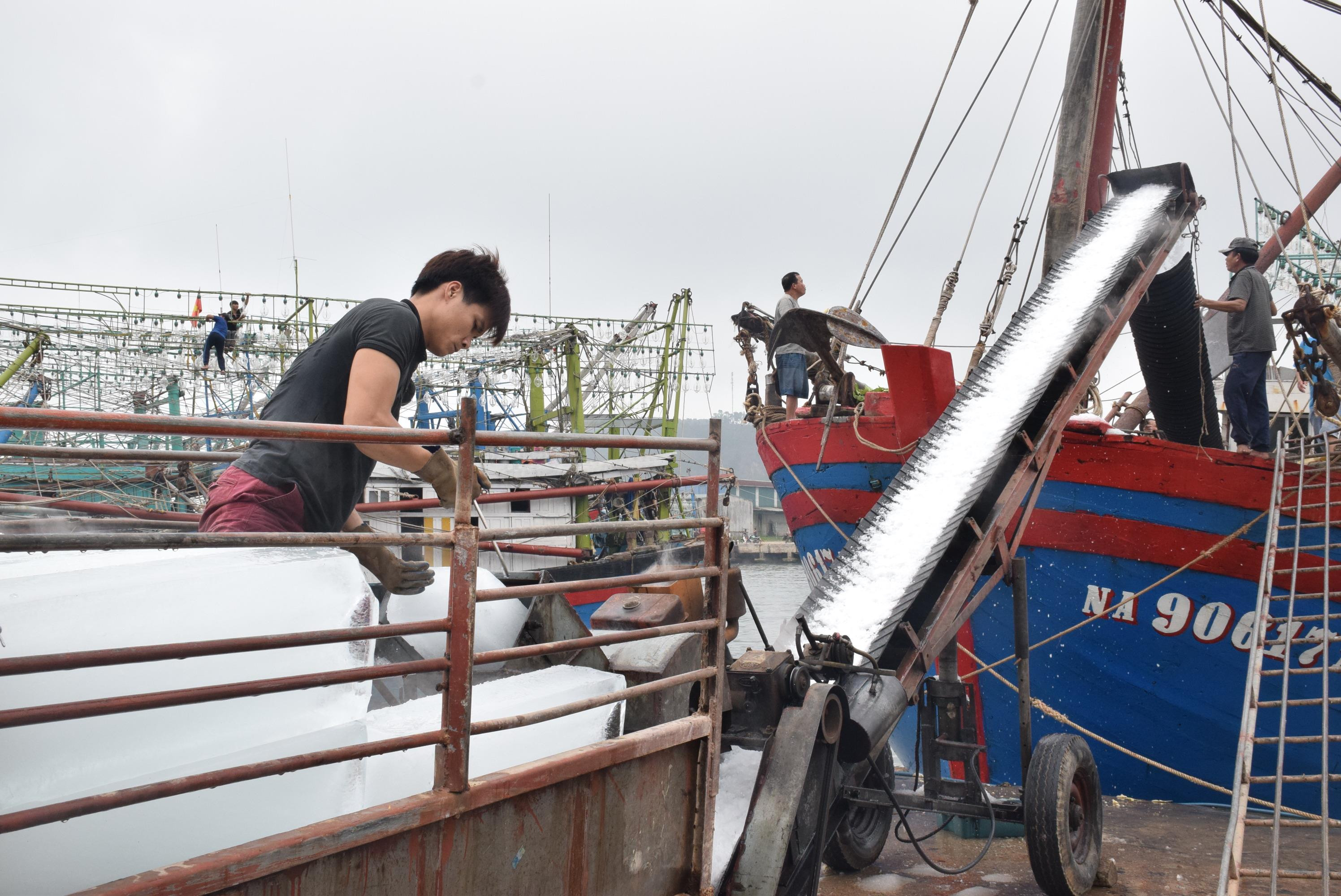 Ngư dân huyện Quỳnh Lưu tiếp nguyên liệu len tàu, chuẩn bị cho chuyến ra khơi. Ảnh: Xuân Hoàng