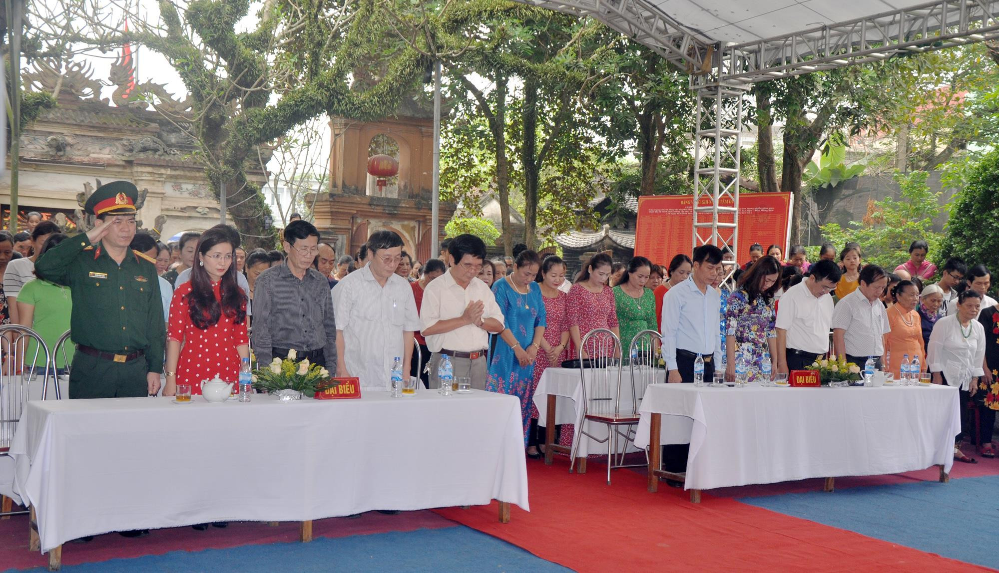 Đông đảo cán bộ, nhân dân thành phố Vinh và vùng phụ cận về đền Hồng Sơn tham dự Lễ giỗ Tổ Hùng Vương. Ảnh: Công Kiên
