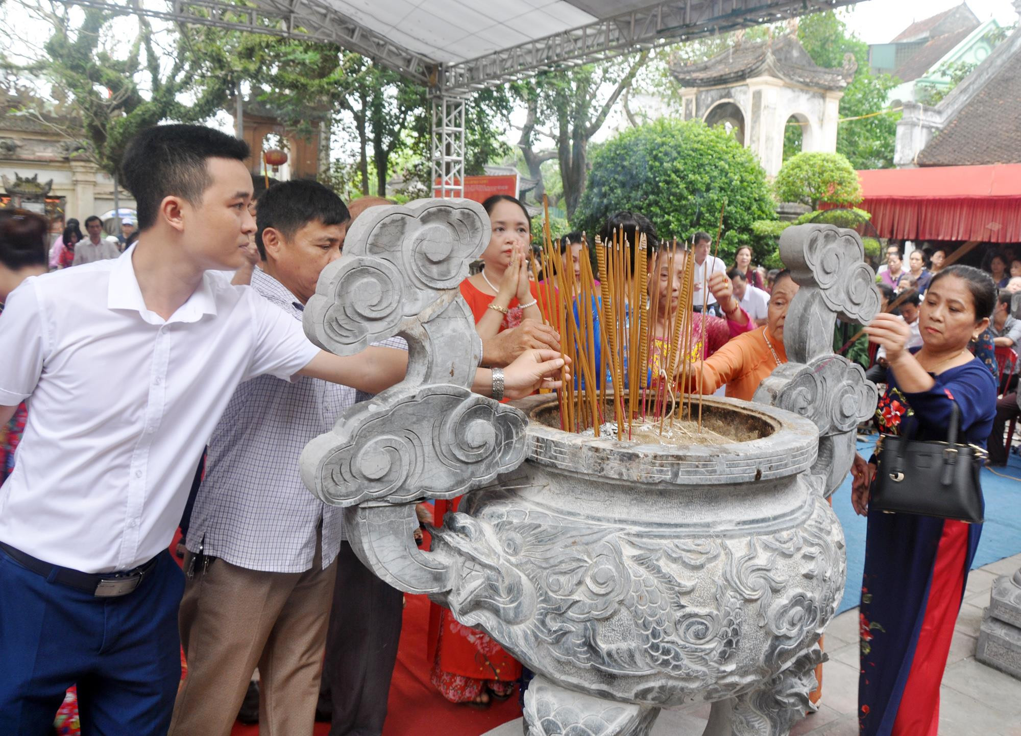 Trong ngày giỗ Tổ Hùng Vương, có hàng nghìn lượt người về dâng hương, dâng hoa tại đền Hồng Sơn (thành phố Vinh). Ảnh: Công Kiên