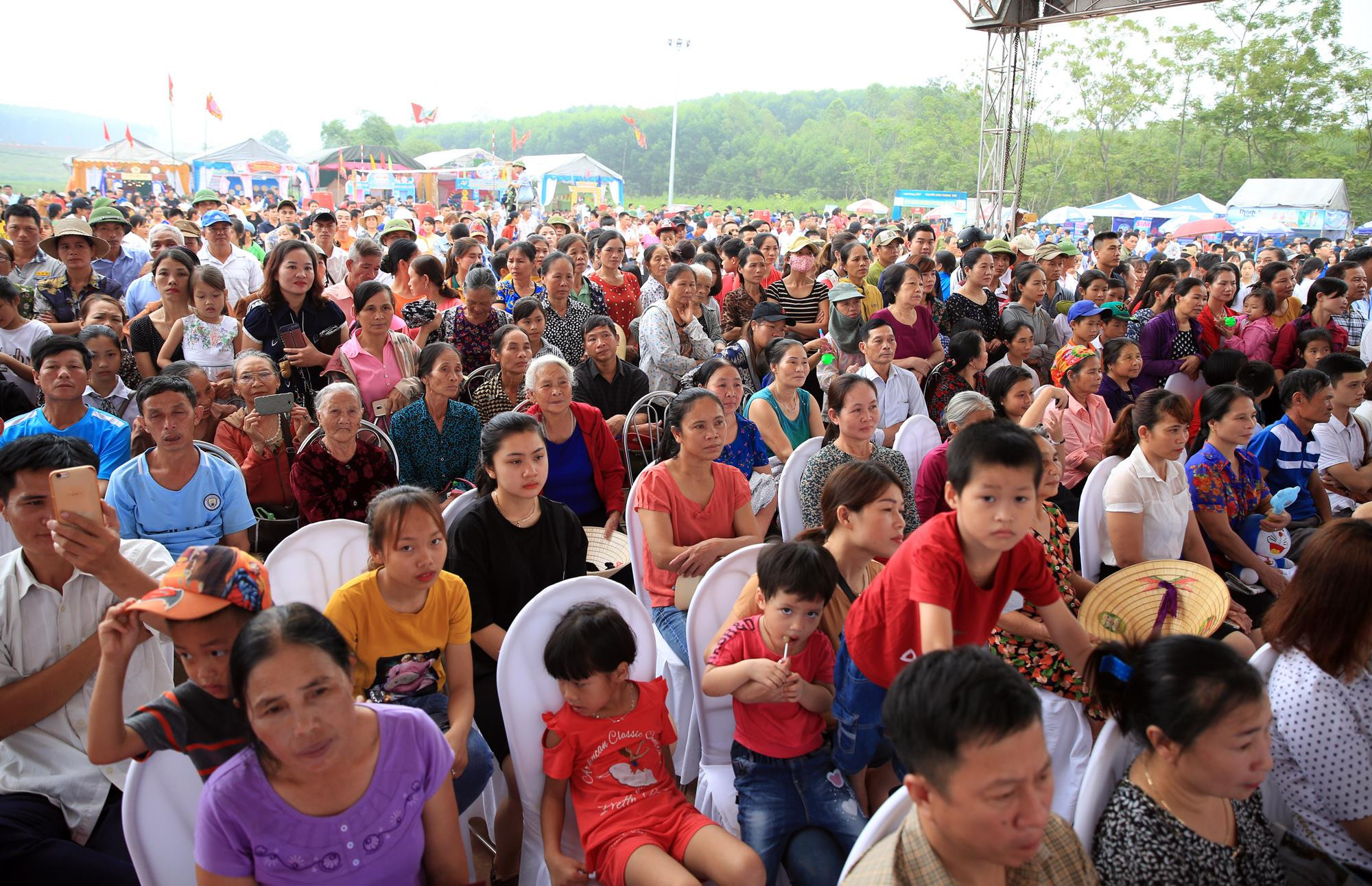 Đông đảo người dân và du khách về dự Lễ hội Làng Vạc năm 2019