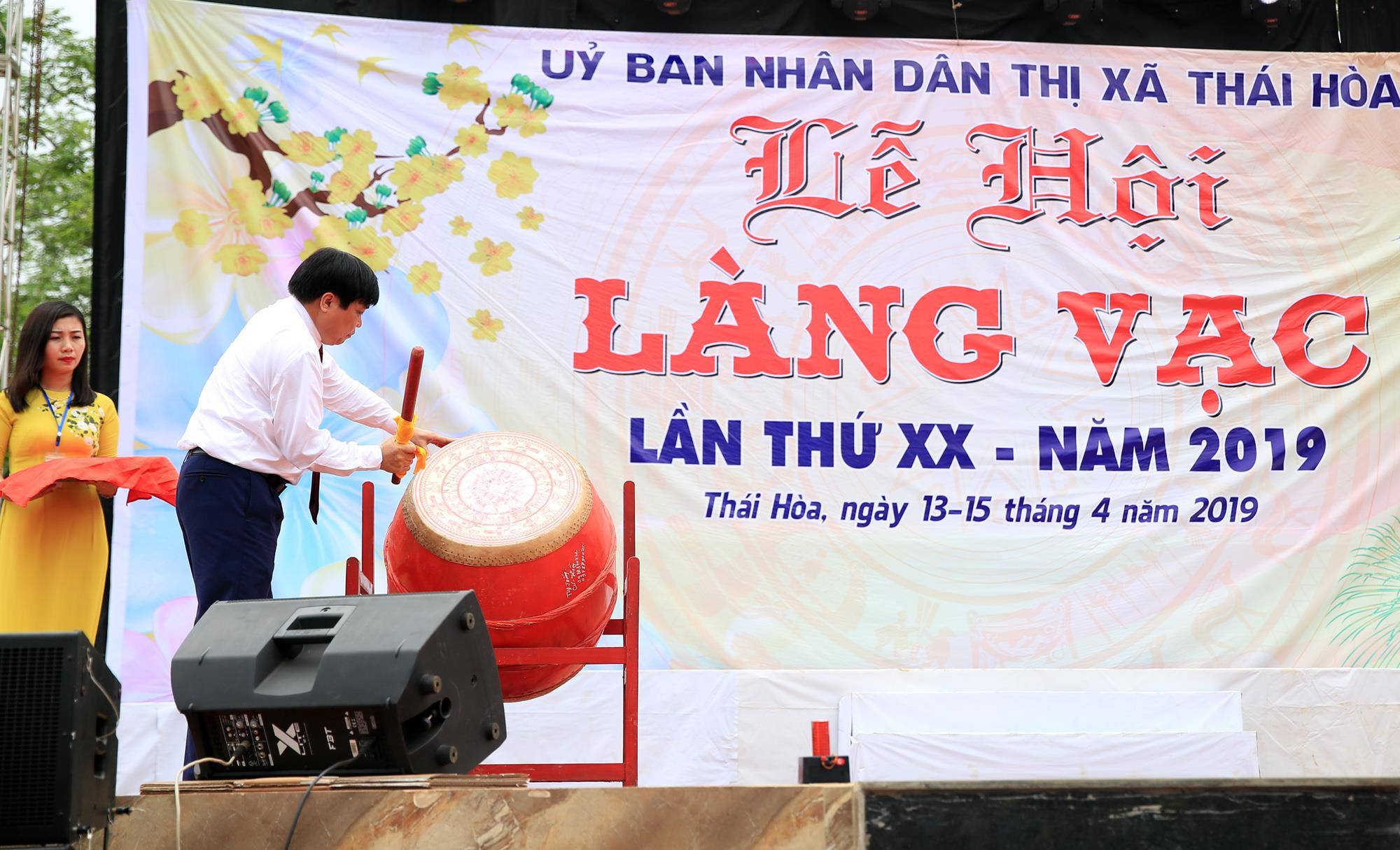 Đại diện lãnh đạo Thị xã Thái Hòa đánh trống khai hội.
