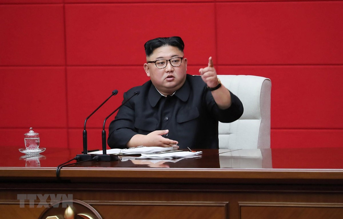 Nhà lãnh đạo Triều Tiên Kim Jong-un phát biểu trong phiên họp toàn thể lần thứ 4 Ủy ban Trung ương Đảng Lao động Triều Tiên tại Bình Nhưỡng ngày 10/4/2019. (Ảnh: AFP/TTXVN)