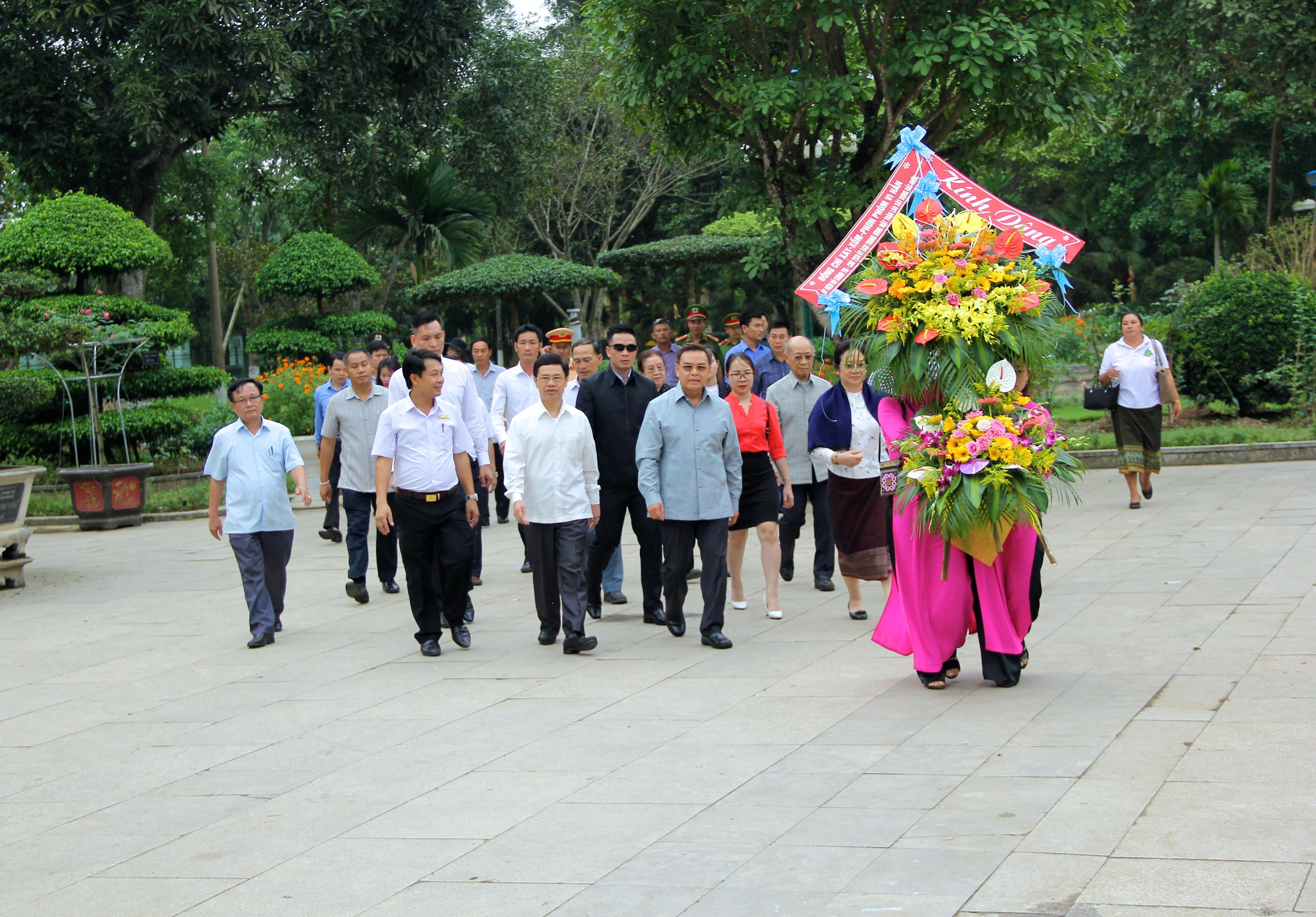 dâng hoa. Ảnh: Mỹ Nga