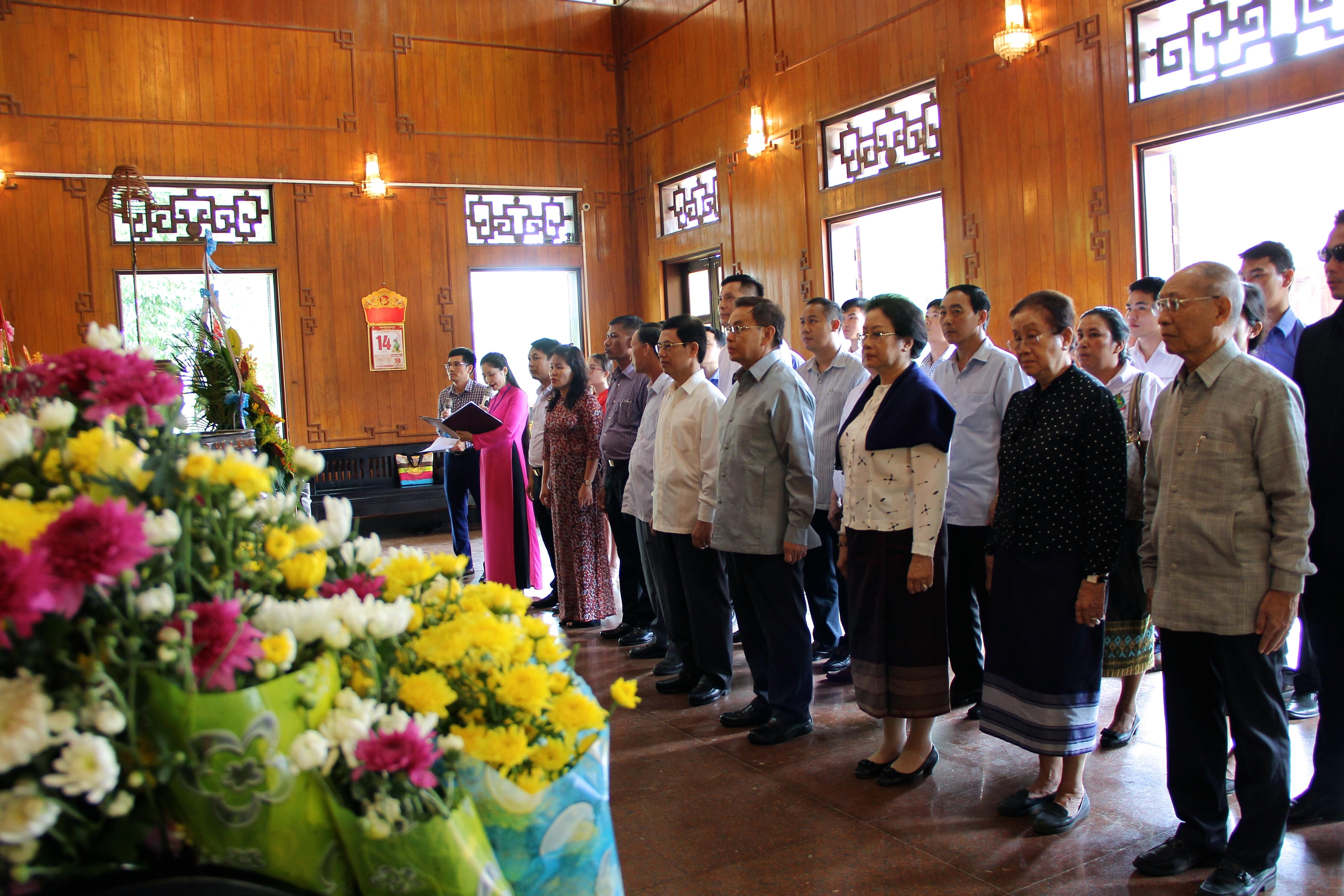 Các đại biểu bày tỏ lòng thành kính trước anh linh Chủ tịch Hồ Chí Minh. Ảnh: Mỹ Nga 