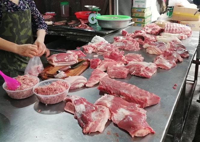 Các sạp thịt lợn vắng bóng người mua. Ảnh Báo NNVN