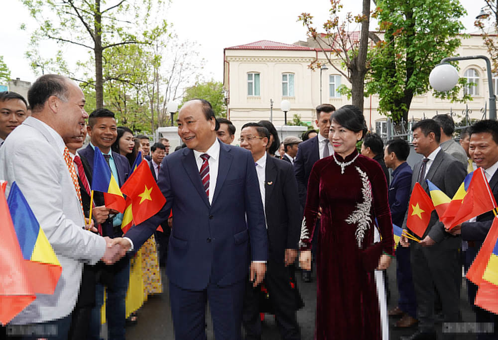 Thủ tướng Nguyễn Xuân Phúc thăm hỏi kiều bào tại Romania