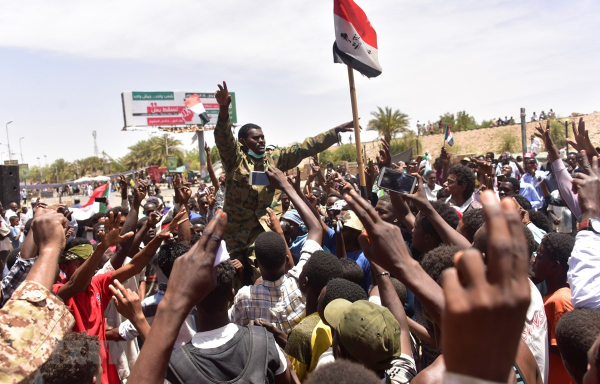 Hàng nghìn người biểu tình tập trung bên ngoài trụ sở quân đội tại thủ đô Khartoum ngày 14/4. (Nguồn: AFP/TTXVN)