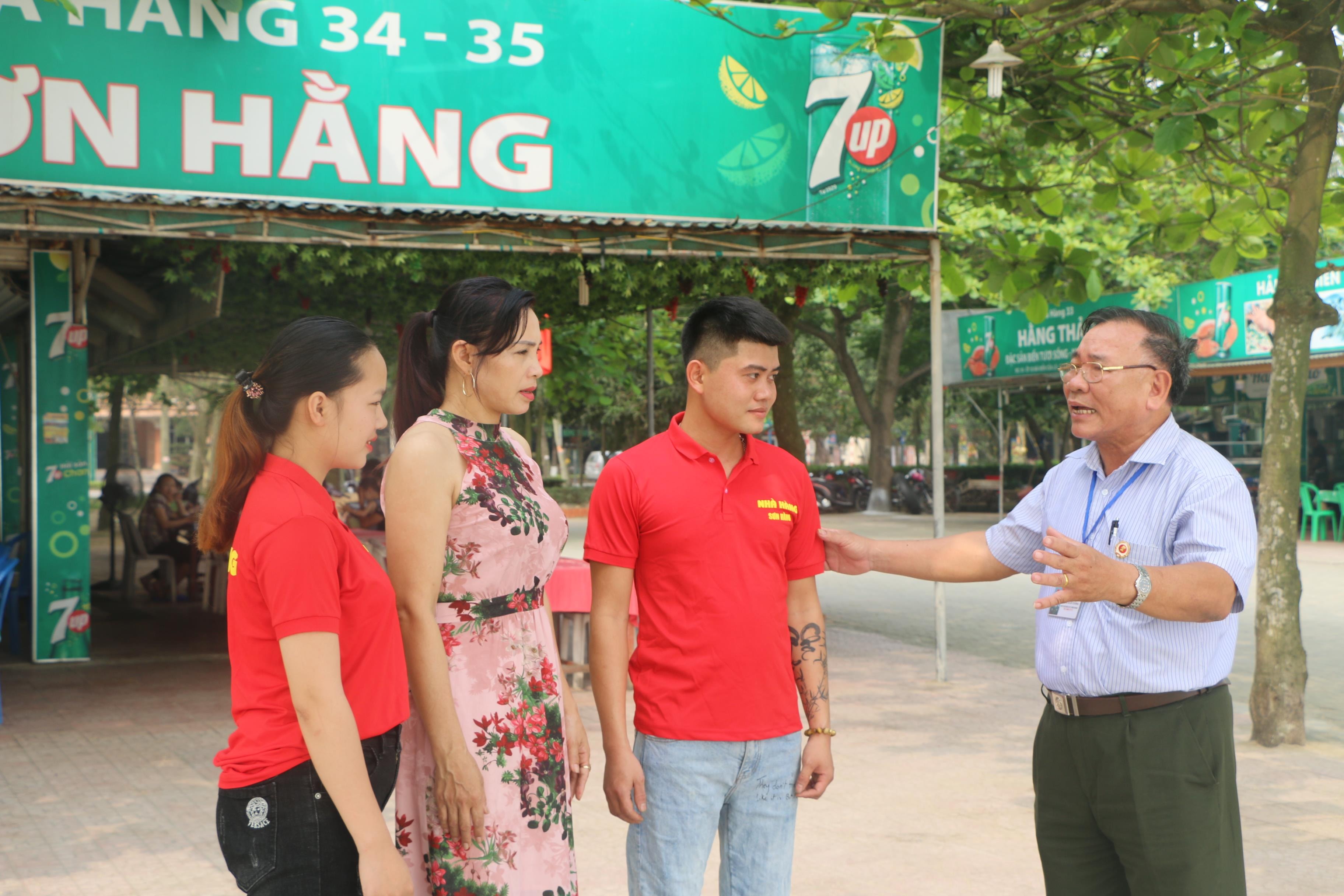 Ông Trịnh Xuân Tương, Đội trưởng đội an ninh du lịch phường Thu Thủy, TX Cửa Lò nhắc nhở các ki ốt kinh doanh trên bãi biển chấp hành chủ trương 5 không của thị xã. Ảnh: Khánh Ly