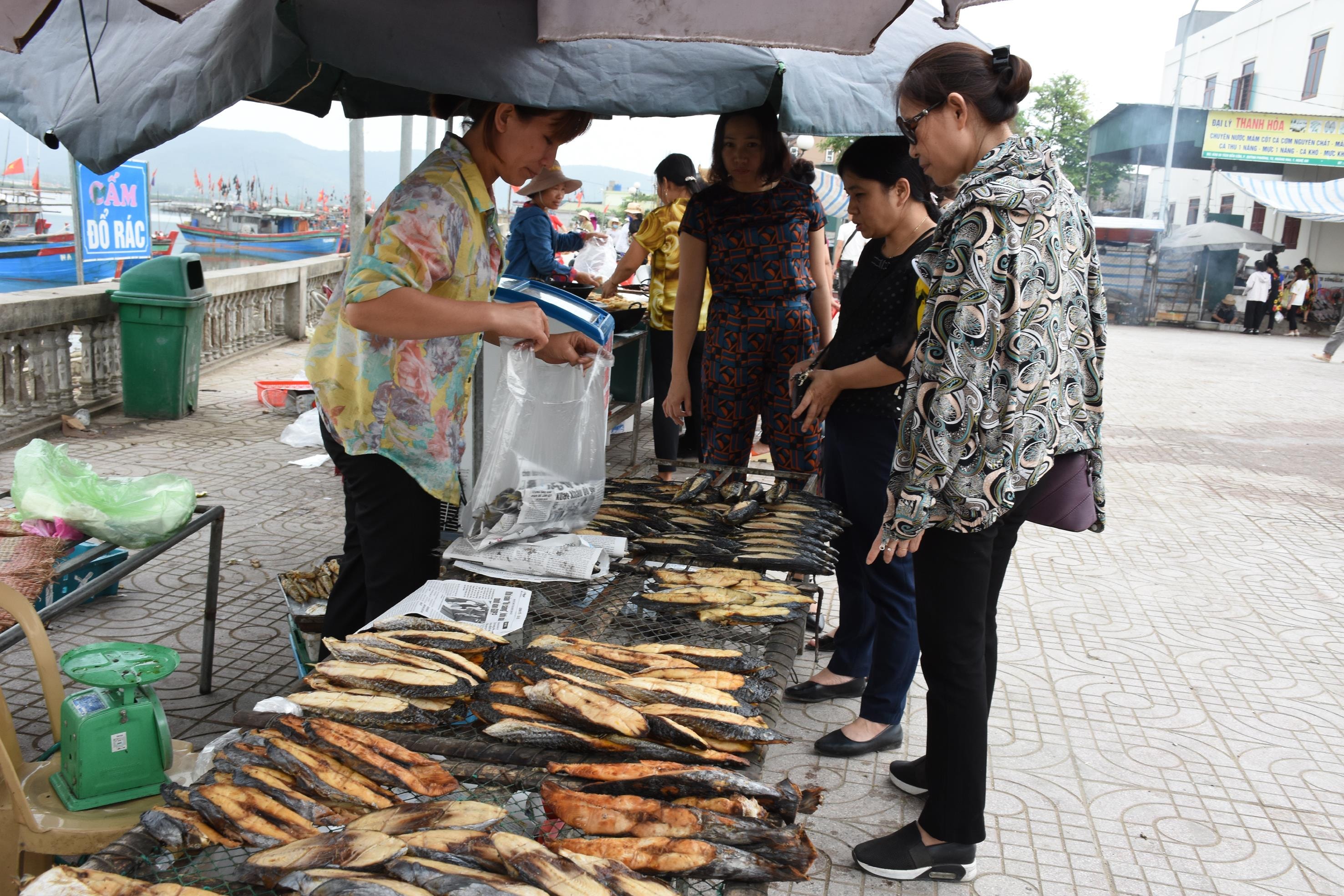 Làng nướng cá Hoàng Mai vào vụ. Ảnh: Thanh Yên