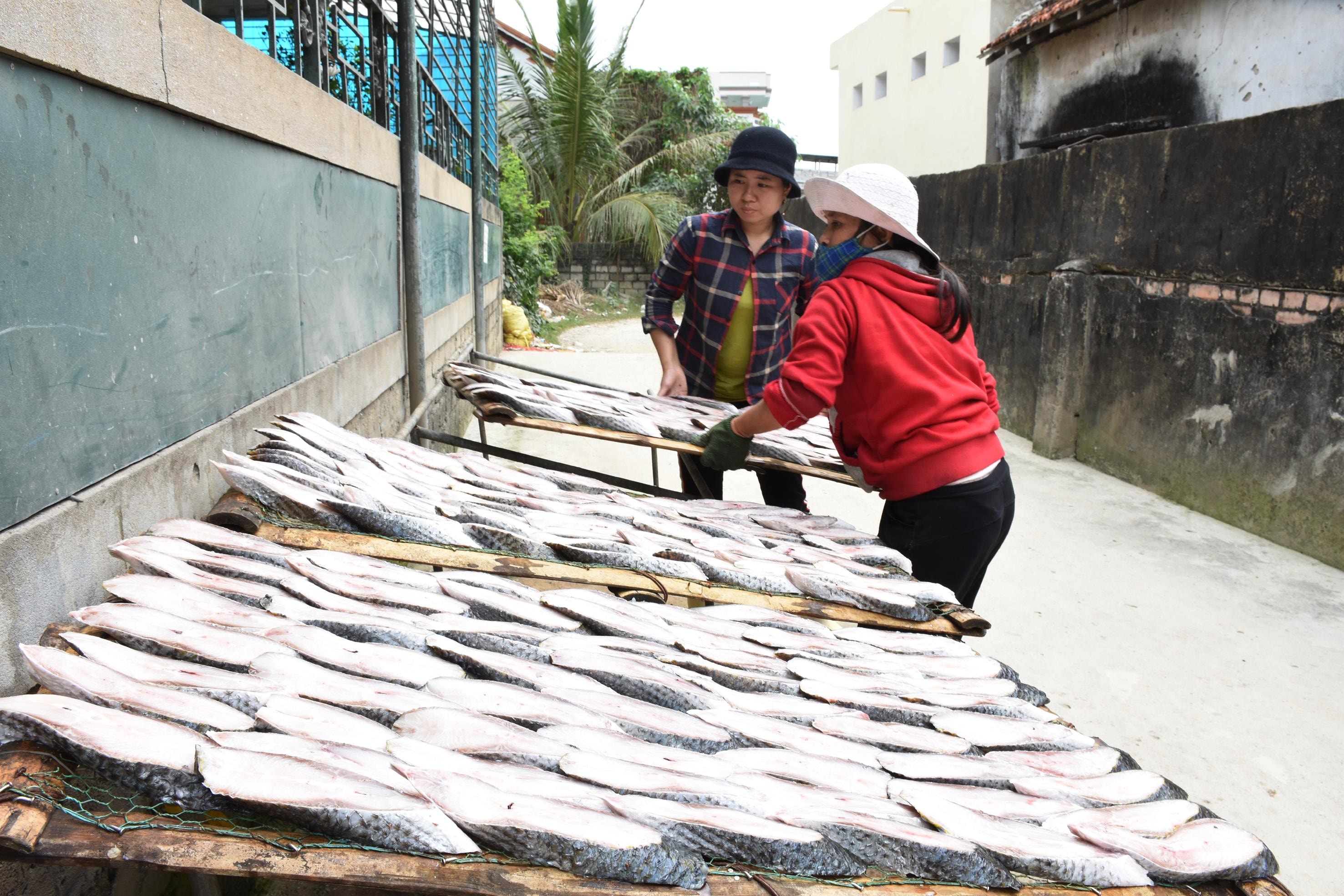 Làng nướng cá Hoàng Mai vào vụ. Ảnh: Thanh Yên