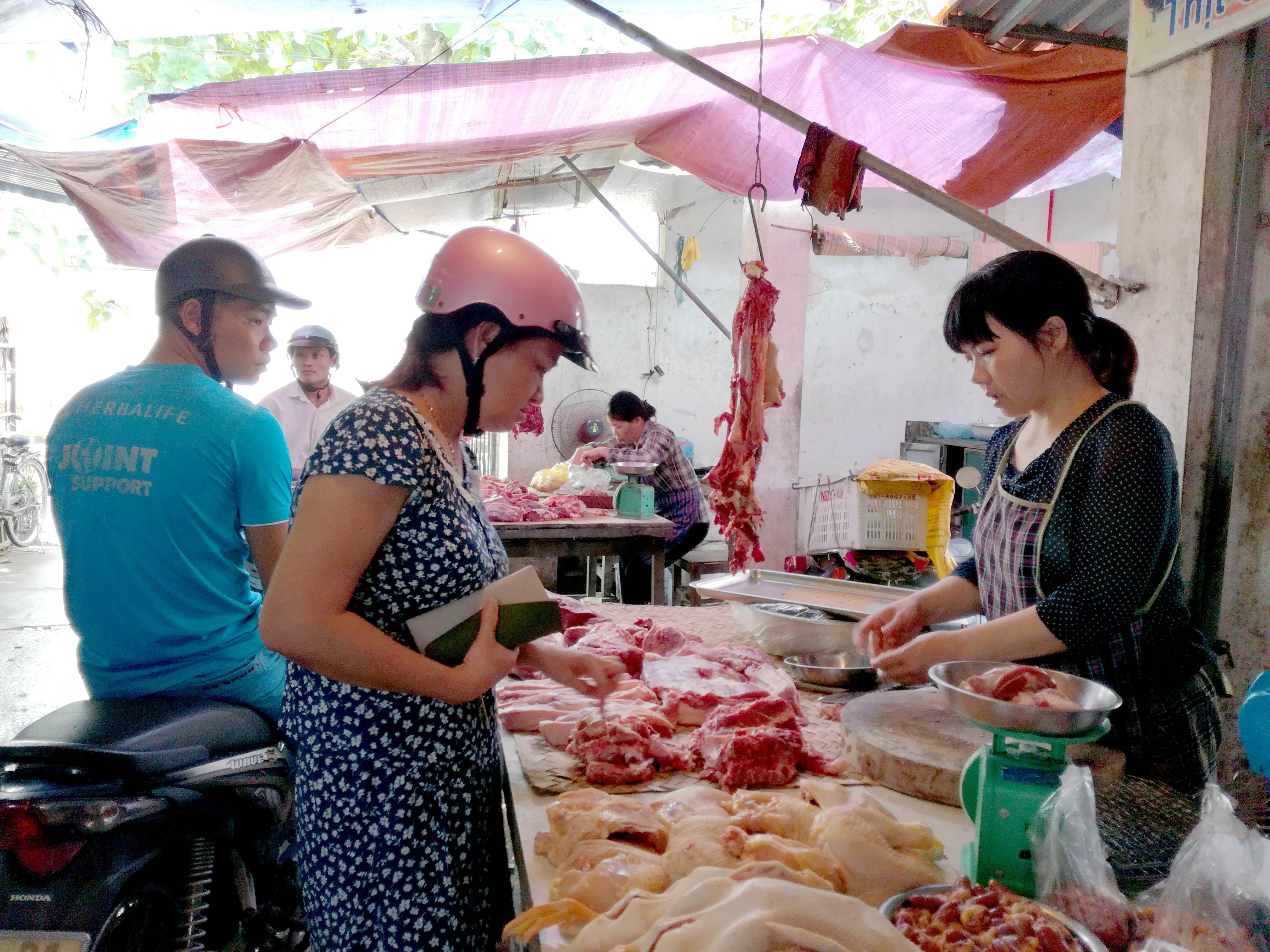 Hàng thịt lợn tại các chợ trên địa bàn TP Vinh được người tiêu dùng quan tâm nhiều hơn trước. Ảnh: Quang An