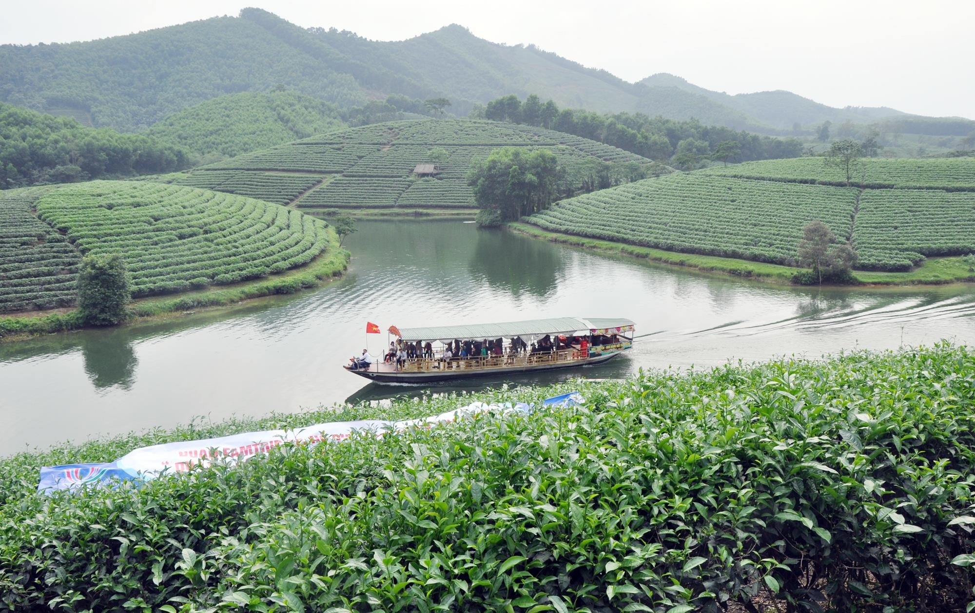 Du khách tham quan đảo Chè (Thanh Chương) bằng thuyền máy. Ảnh: Công Kiên