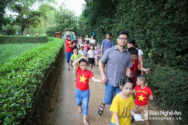 Du khách tham quan Khu di tích lịch sử quốc gia đặc biệt Kim Liên. Ảnh tư liệu: Đức Anh