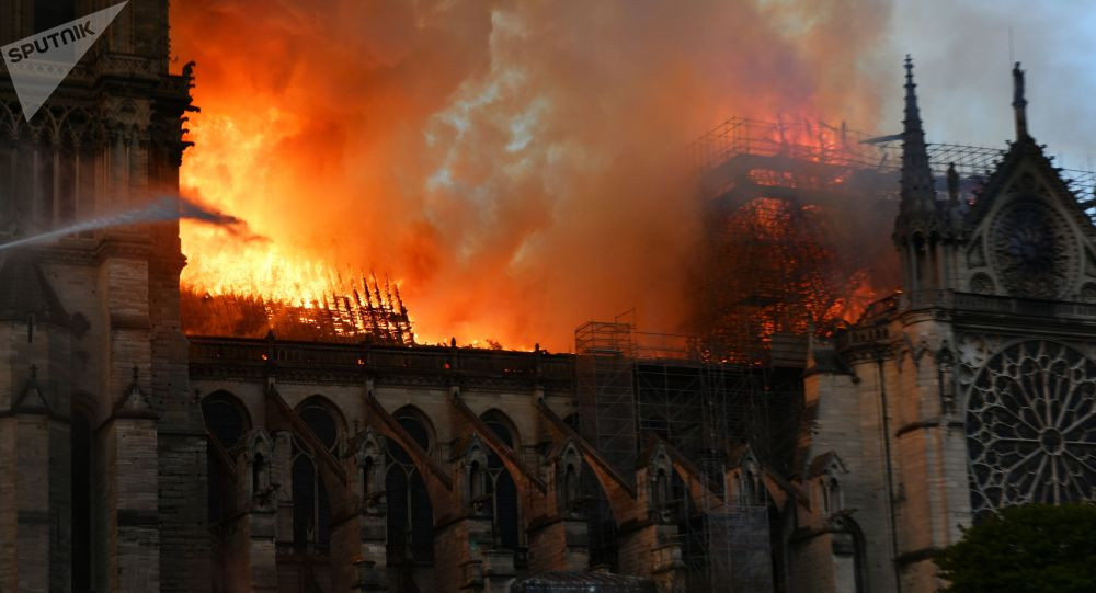 Tổng thống Pháp Emmanuel Macron cam kết xây dựng lại Nhà thờ Đức Bà sau khi một ngọn lửa bùng lên dữ dội và tàn phá phần lớn công trình kiến trúc này trong tối 15-4.
