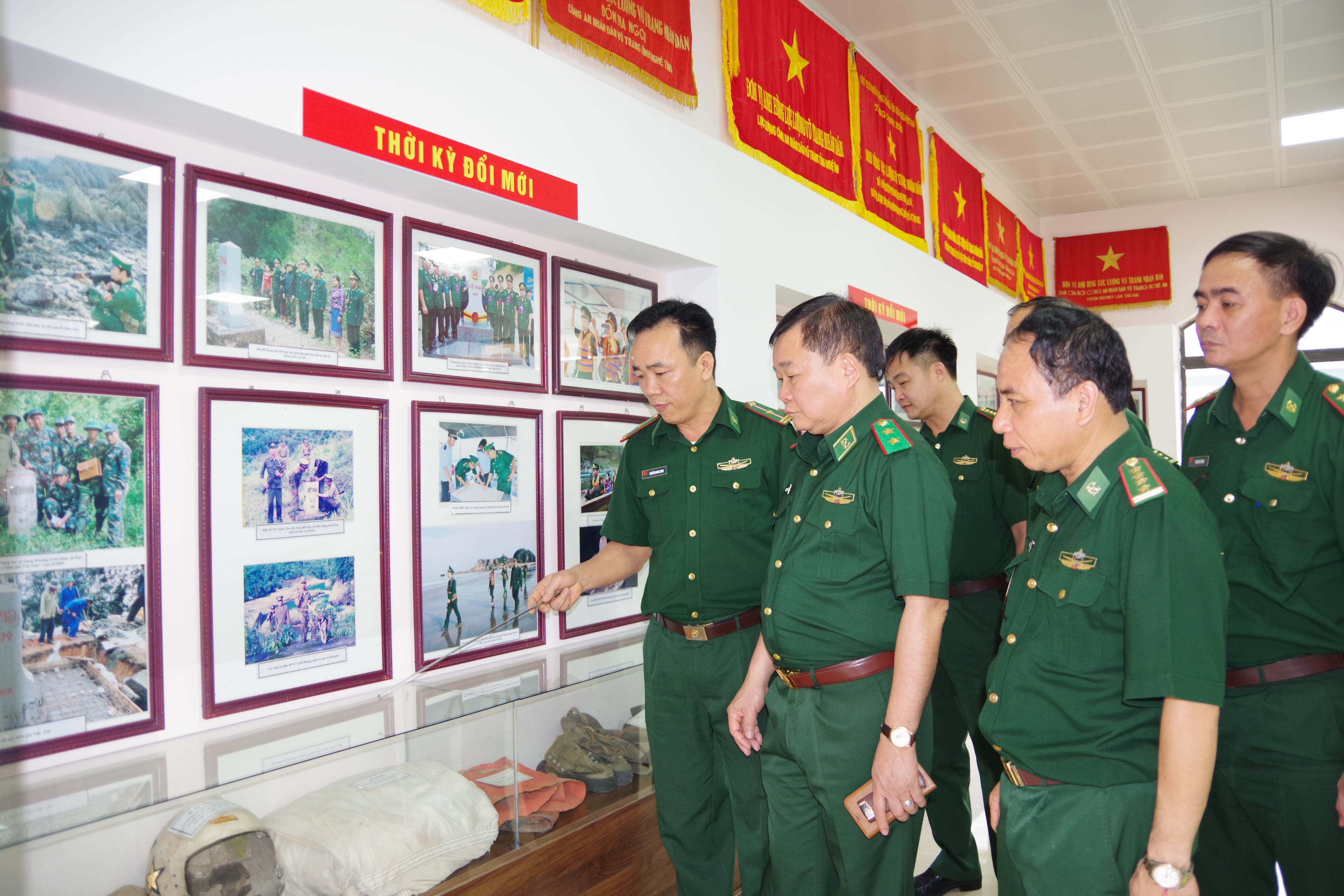 Tư lệnh BĐBP Hoàng Xuân Chiến thăm phòng truyền thống BĐBP Nghệ An. Ảnh: Hải Thượng