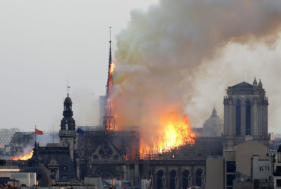 Ngọn lửa bốc cháy dữ dội trên đỉnh tháp chính của Nhà thờ Đức Bà. Ảnh: AP 