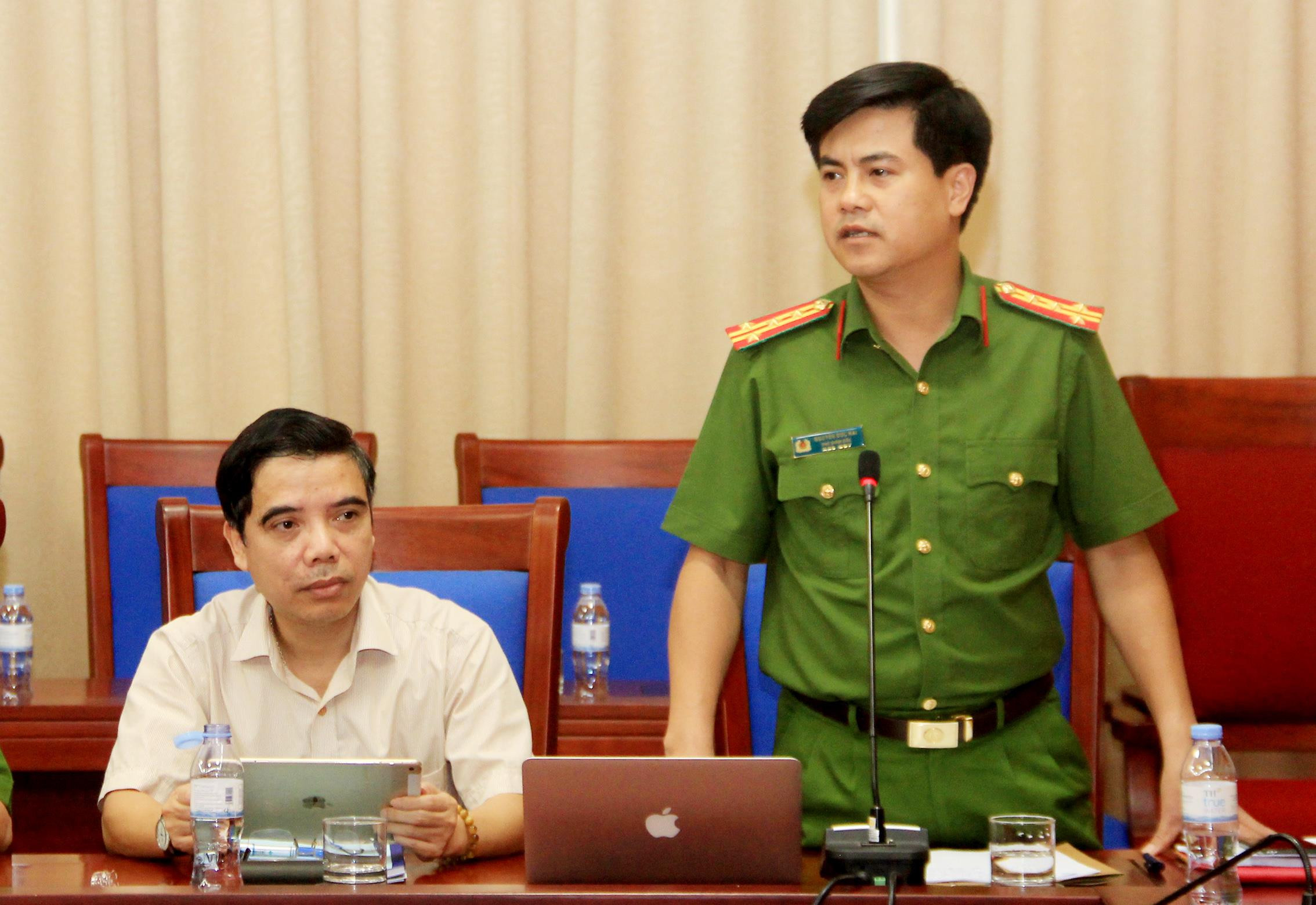 Đại tá Nguyễn Đức Hải - Phó Giám đốc Công an tỉnh góp ý kiến vào đề án. Ảnh: P.B