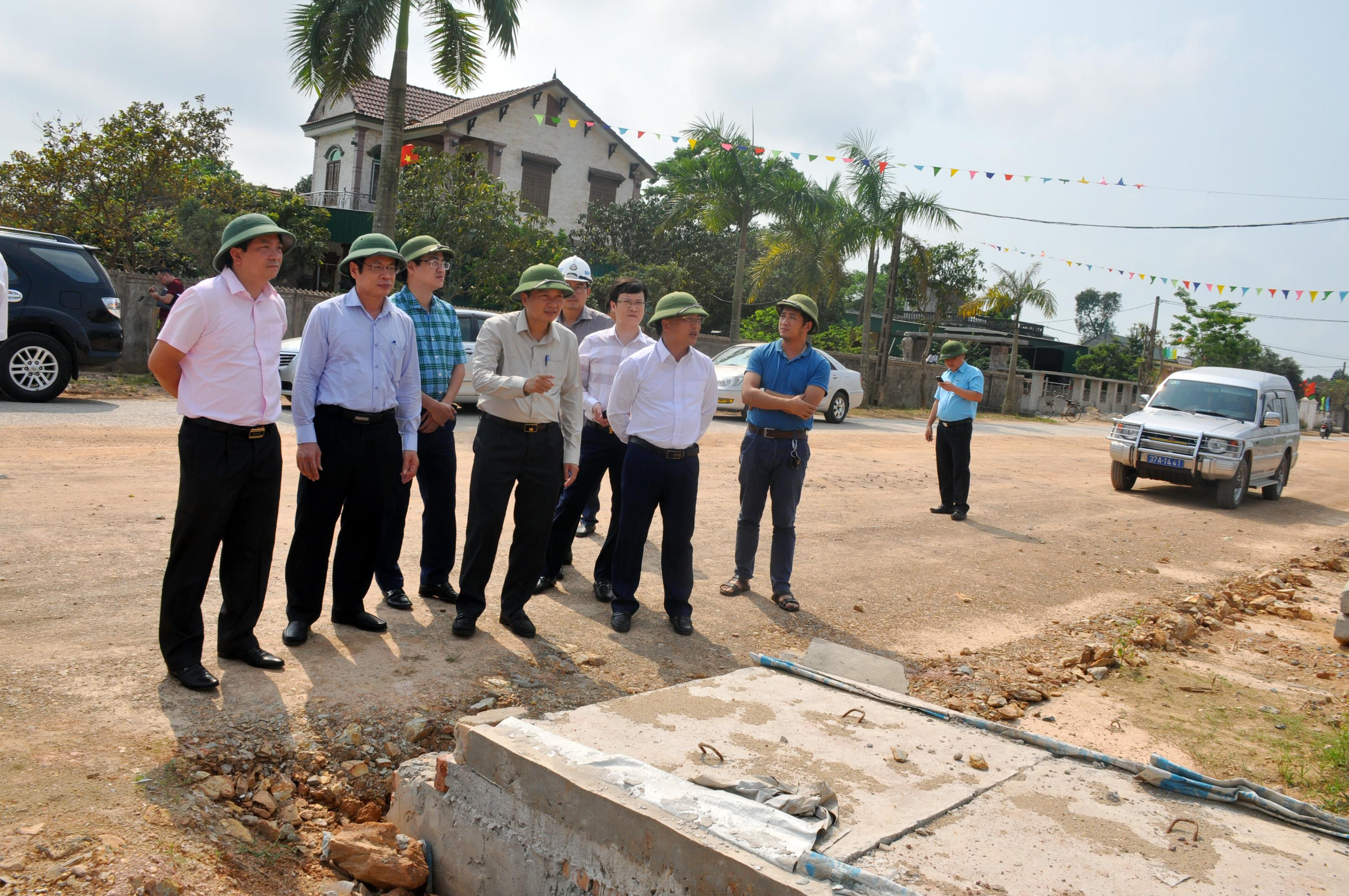 Đồng chí Lê Hồng Vinh cùng đoàn công tác kiểm tra tiến độ thi công các khu tái định cư ở Thành phố Vinh. Ảnh: Việt Phương 
