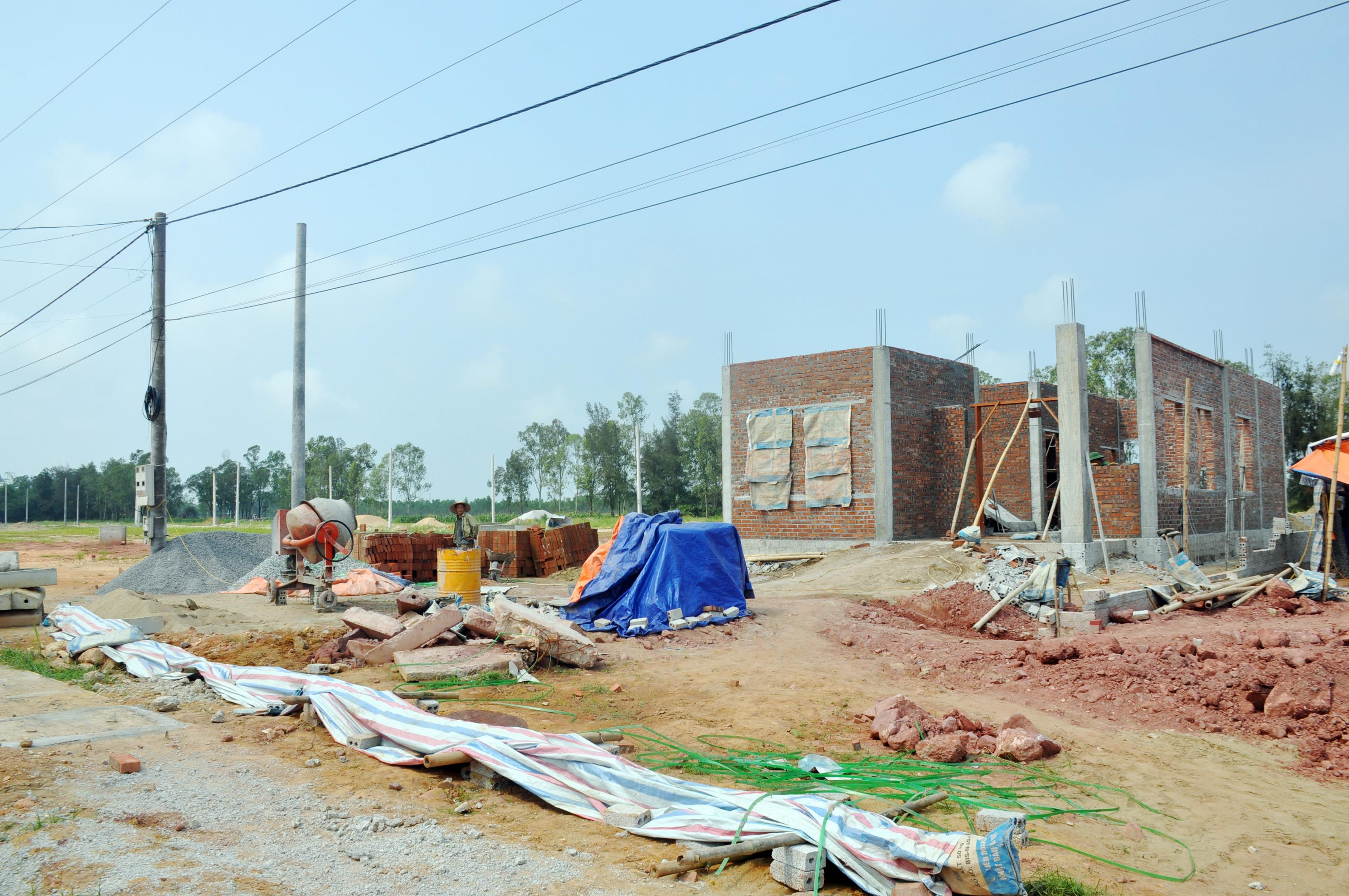 Người dân xây dựng nhà ở tại khu TĐC xóm Xuân Đồng, Xuân Trung, xã Nghi Đức. Ảnh: Việt Phương