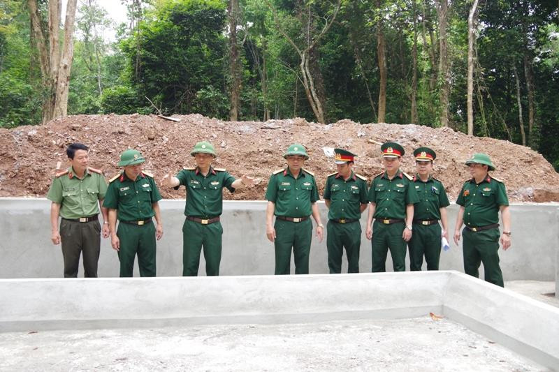 Đại tá Trần Văn Hùng và đoàn công tác kiểm tra tại huyện Quỳ Hợp.
