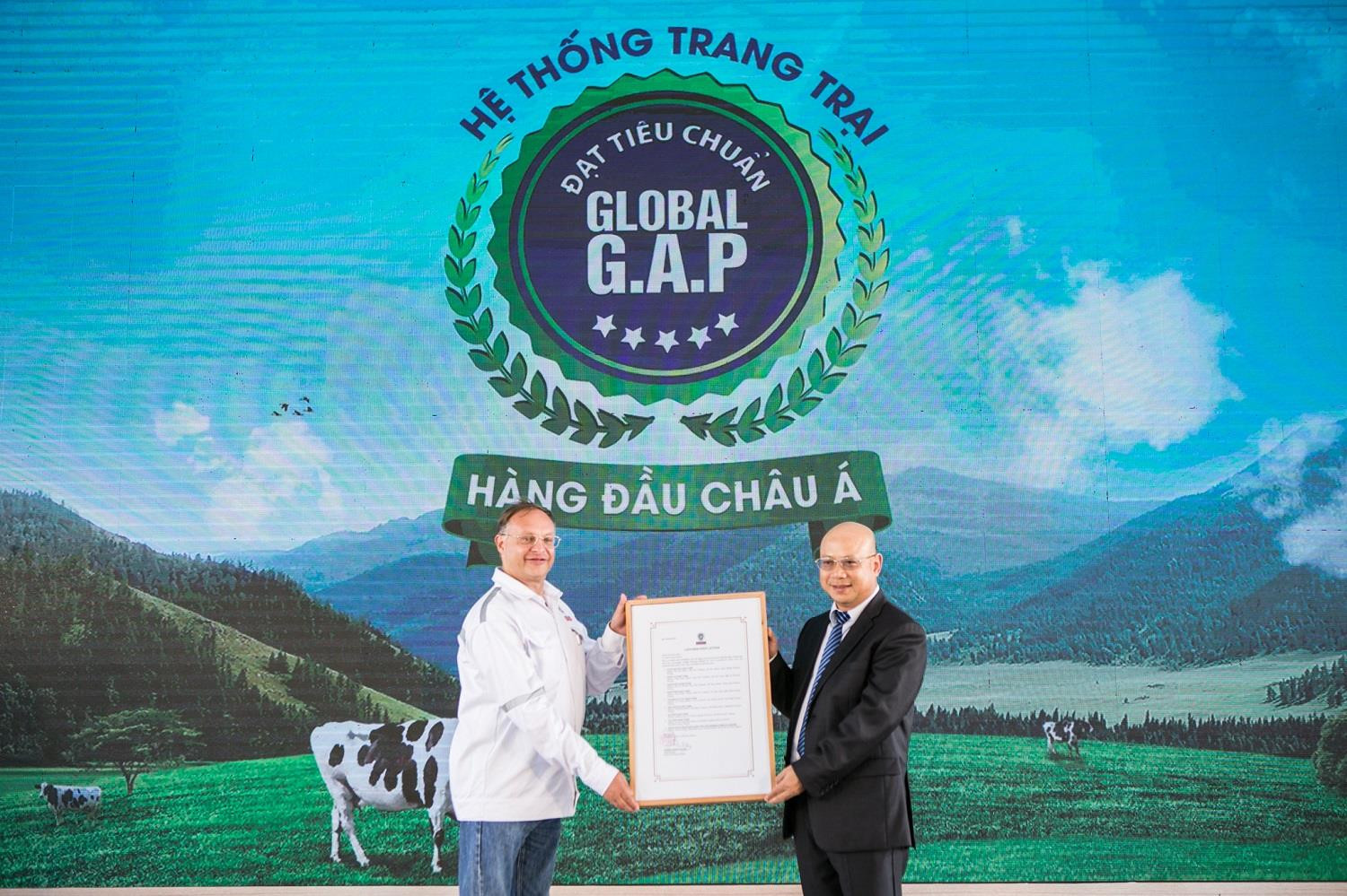 Đại diện Bureau Veritas trao giấy xác nhận chính thức về Hệ thống trang trại chuẩn Global G.A.P lớn nhất châu Á cho đại diện Vinamilk tại sự kiện. Ảnh: P.V