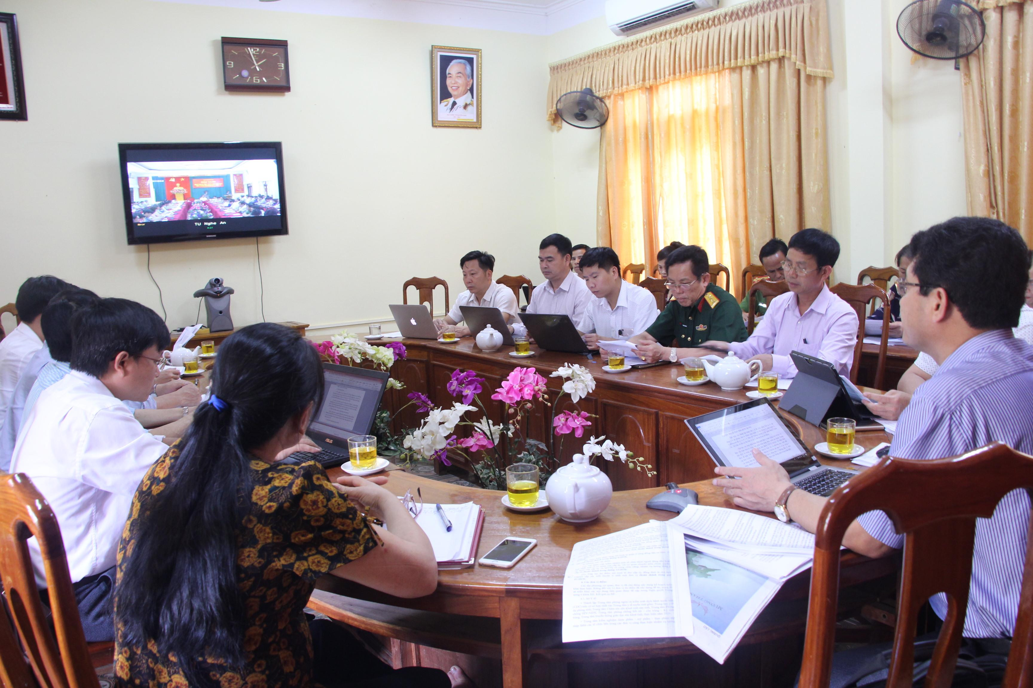 Cán bộ Huyện ủy, UBND huyện Tương Dương tham gia một buổi họp trực tuyến. Ảnh tư liệu