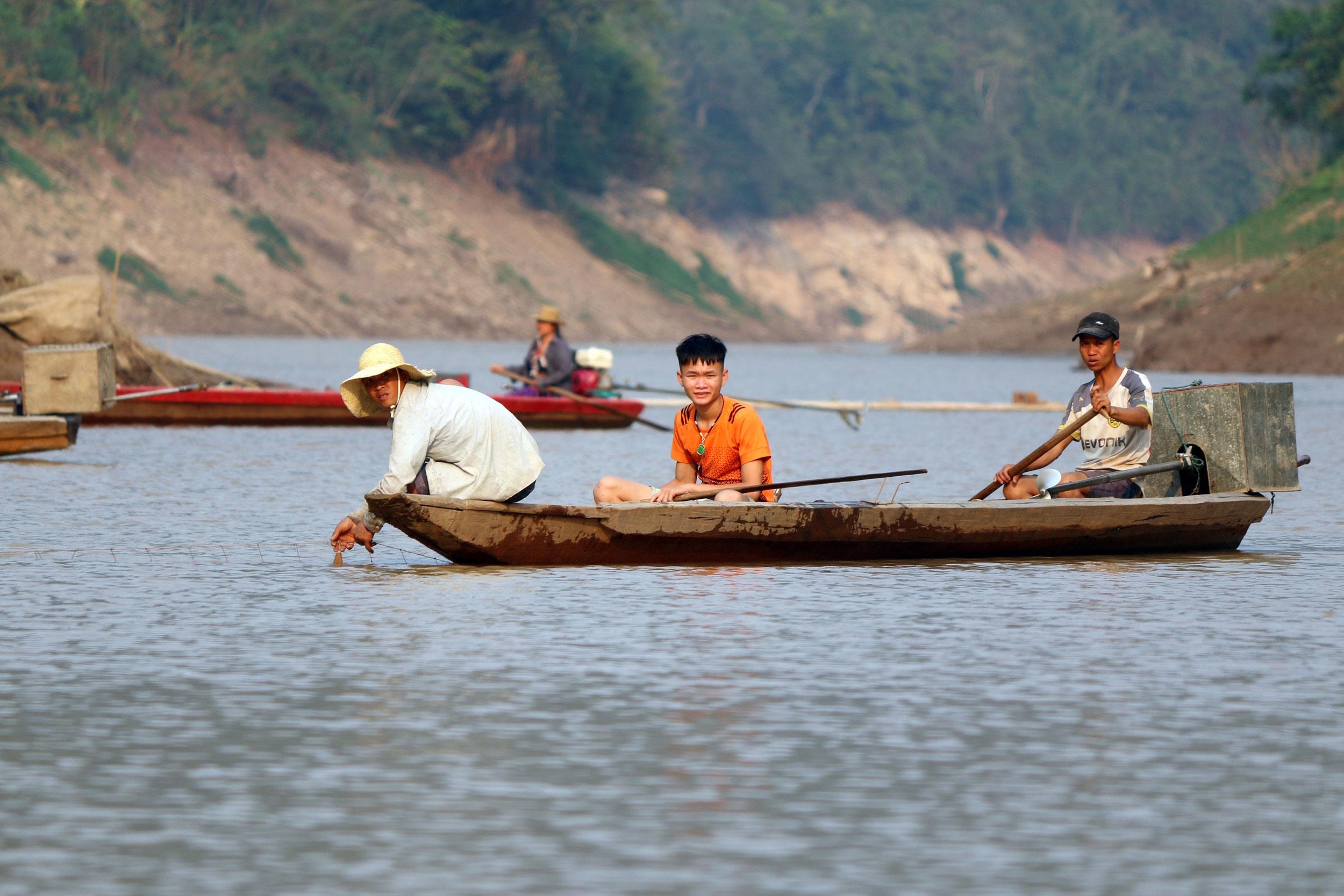 Mùa nước cạn, công việc của những người chuyên nghề đánh cá ở xã Mỹ Lý cũng trở nên khó khăn hơn.