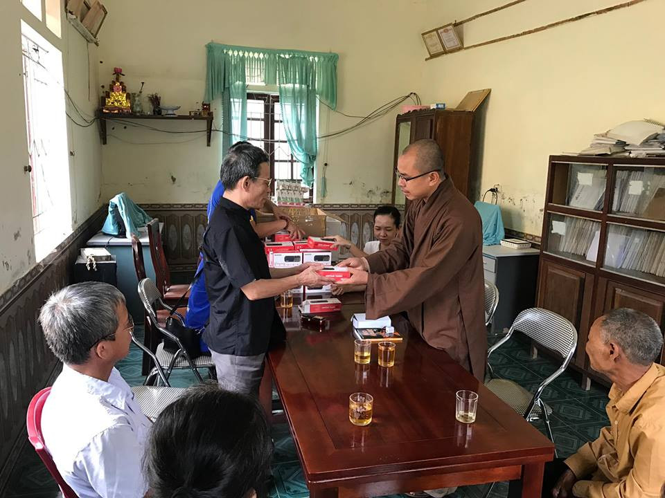 Đại đức Thích Định Tuệ thay mặt đoàn ân cần thăm hỏi và trao tặng quà cho Hội Người mù thị xã Thái Hòa. 