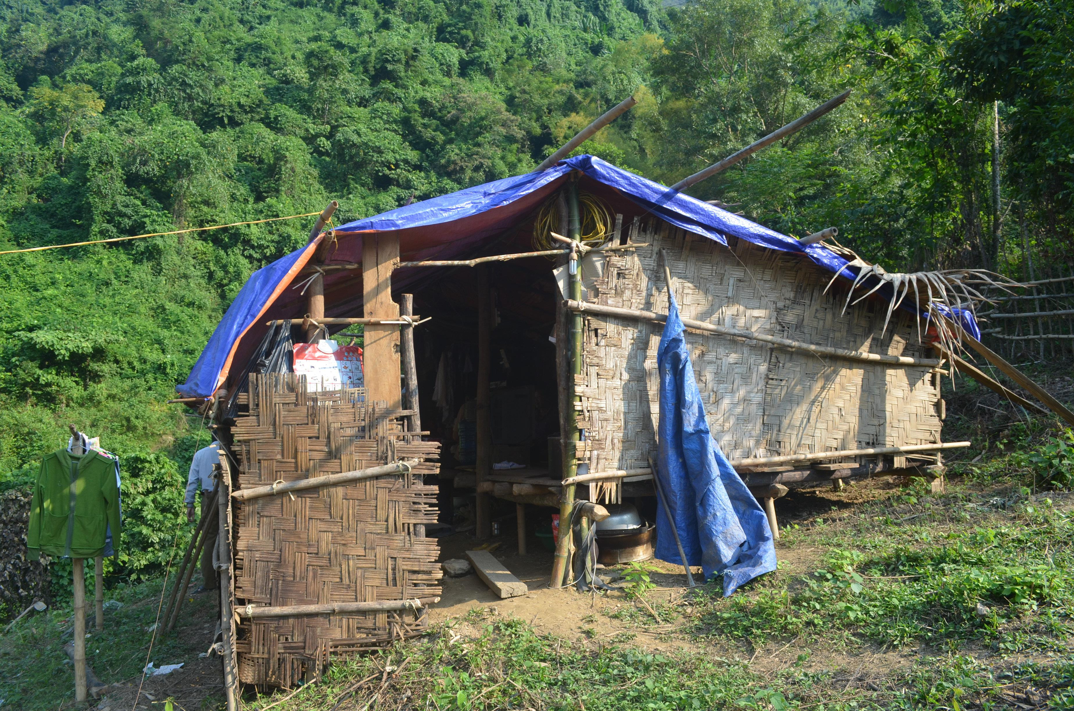 Sau những đợt lũ năm 2018, có không ít hộ dân ở huyện Tương Dương phải sống trong cảnh lều lá tạm bợ. Ảnh: Nhật Lân