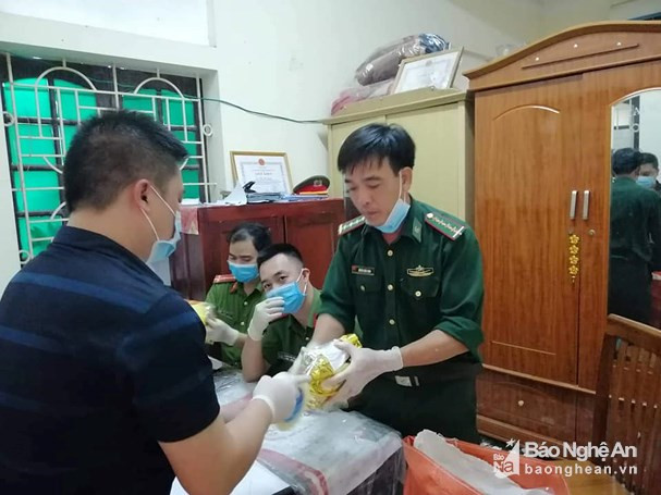 Cán bộ Đồn Biên phòng Quỳnh Thuận và Công an đang kiểm tra số ma túy đá. Ảnh: N.H.T