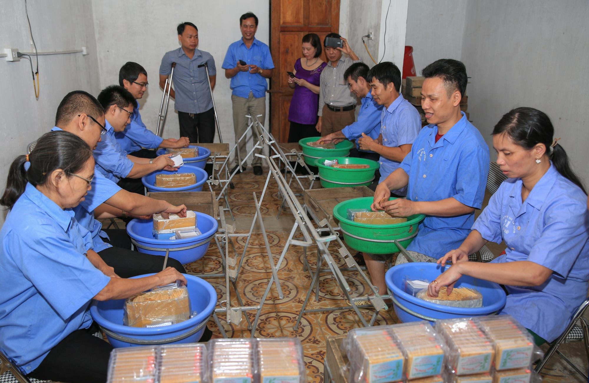 Các thí sinh dự thi đóng gói tăm tre.