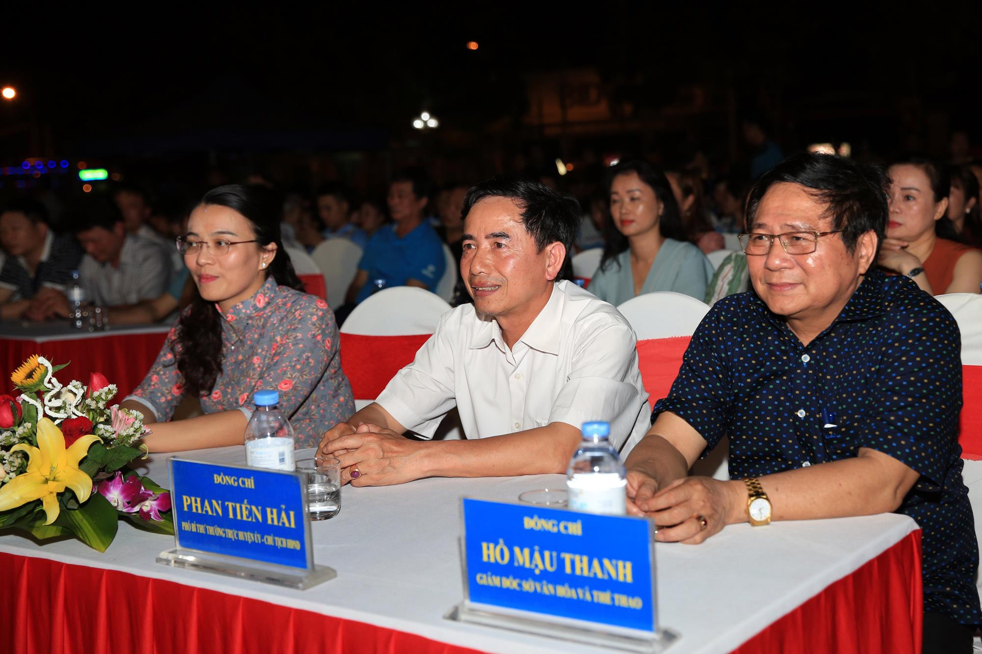Các đại biểu về dự buổi lễ khai mạc vào tối ngày 18/4/2019 tại huyện Nghĩa Đàn.