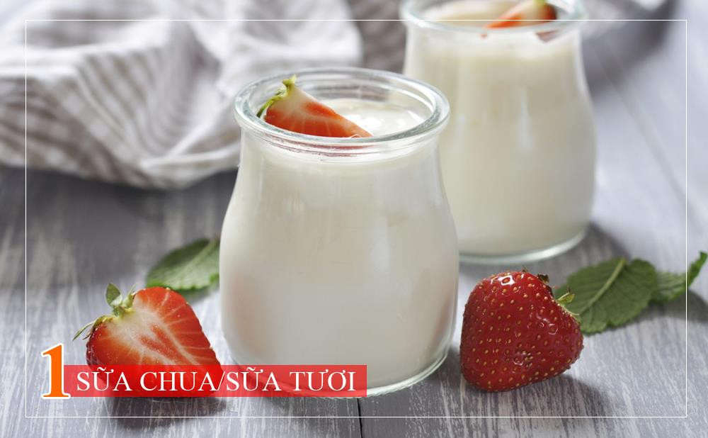 Thoa một lớp mỏng sữa chua/ sữa tươi không đường lên phần da bị cháy nắng sẽ giúp giảm nhiệt, đau rát. 