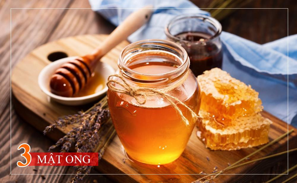 Thoa một lớp mỏng mật ong lên vùng da bị cháy nắng. Bạn cũng có thể kết hợp mật ong với sữa hoặc nước cốt chanh (lưu ý cho một lượng vừa đủ). 