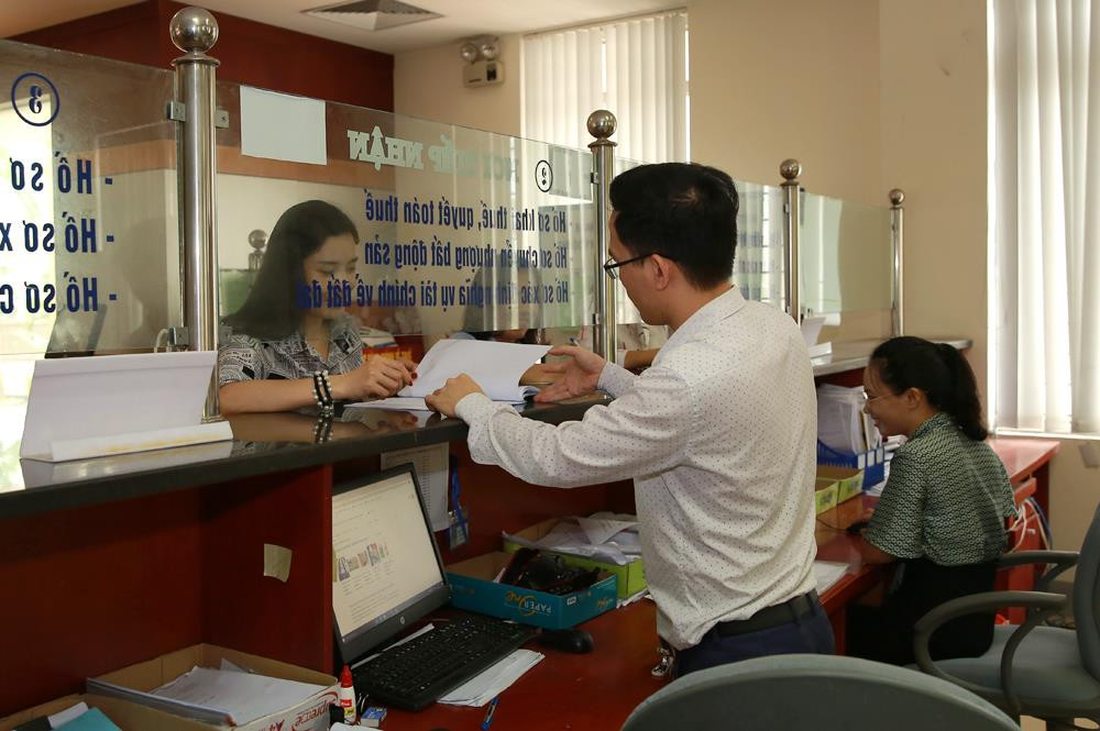 Hỗ trợ kê khai thuế tại Phòng giao dịch 1 cửa Cục Thuế Nghệ An. Ảnh: Lâm Tùng