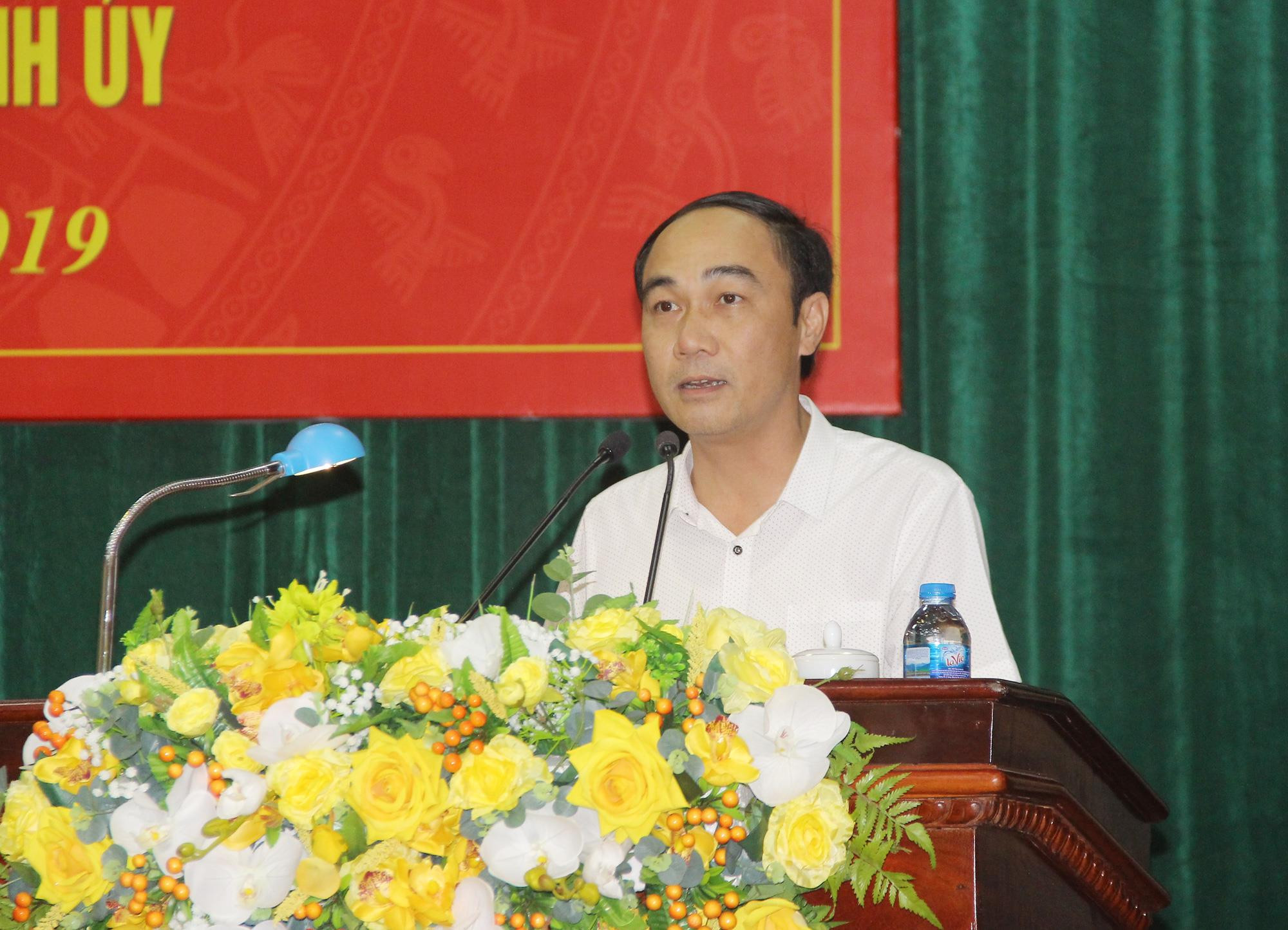 Phó trưởng ban Tuyên giáo Tỉnh ủy Trần Quốc Khánh trực tiếp quán triệt một số văn bản của Trung ương và Tỉnh ủy liên quan đến công tác xây dựng Đảng. Ảnh: Mai Hoa