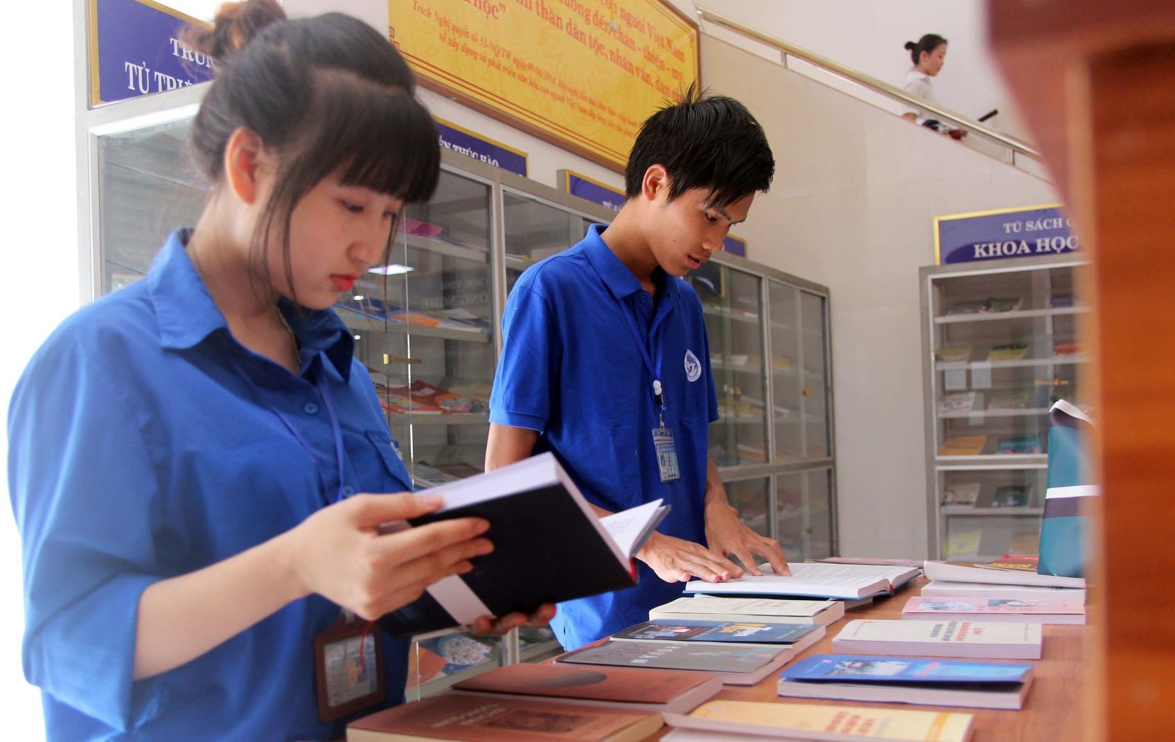 Triển lãm trưng bày sách tại Thư viện Nguyễn Thúc Hào. Ảnh: Mỹ Hà