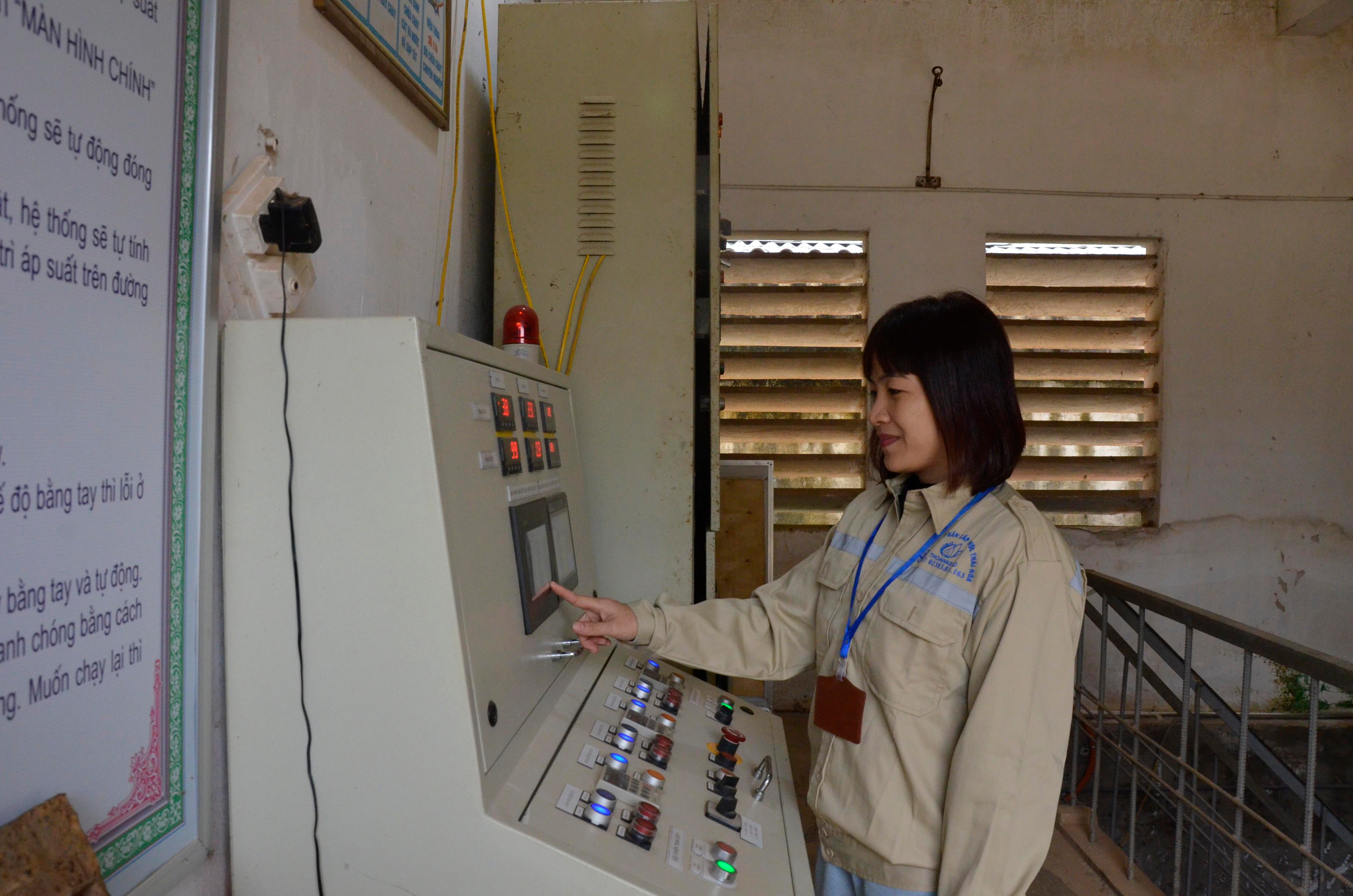 Vận hành hệ thống bơm nước tại Nhà máy nước Thái Hòa. Ảnh: Thanh Lê