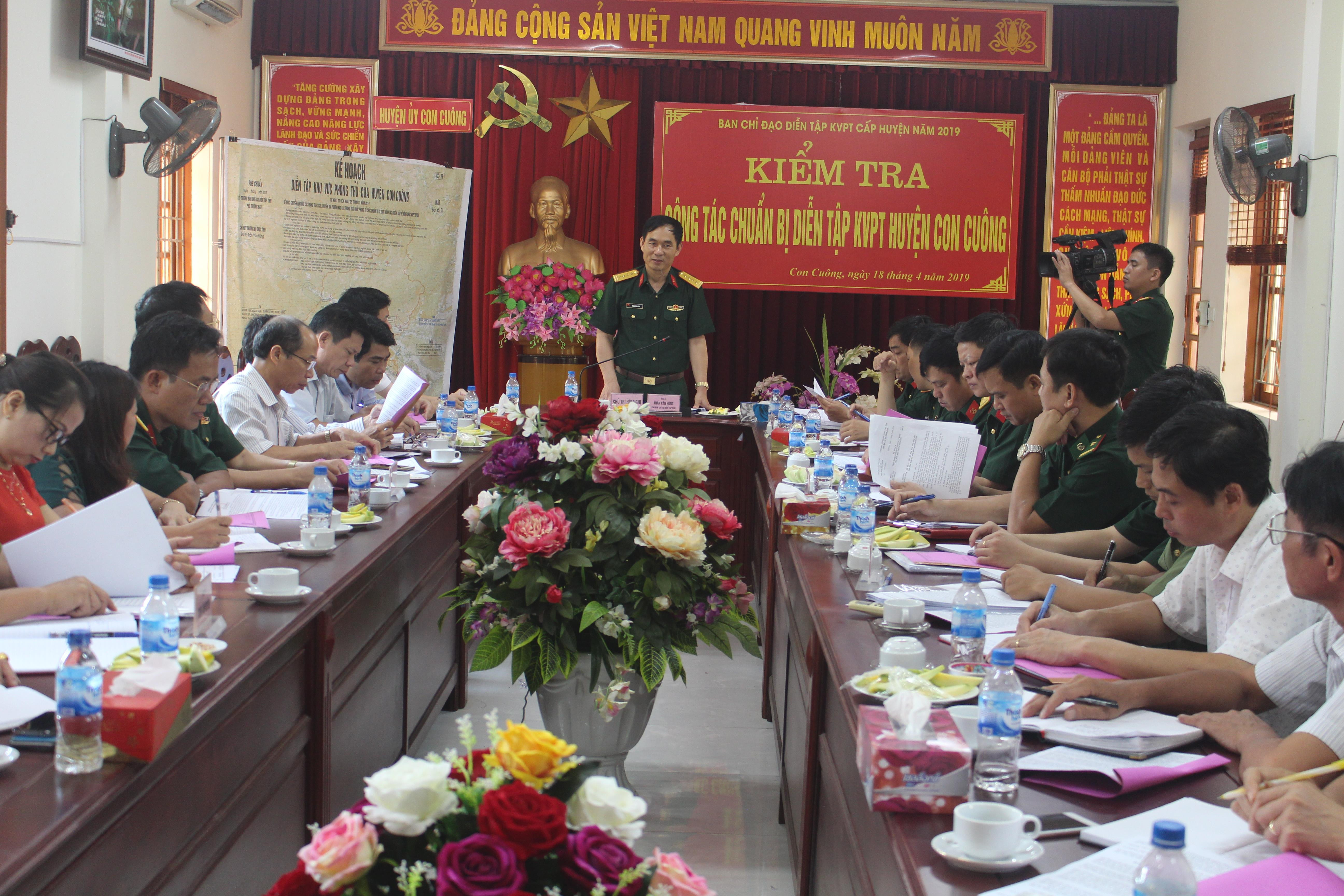 Ảnh Đại tá Trần Văn Hùng- Chỉ huy Trưởng Bộ chỉ huy quân sự Tỉnh chủ trì tại phiên làm việc