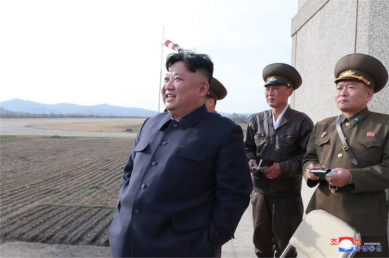 Chủ tịch Kim Jong Un thị sát cuộc diễn tập bay ngày 16/4. Ảnh được KCNA đăng tải ngày 17/4.