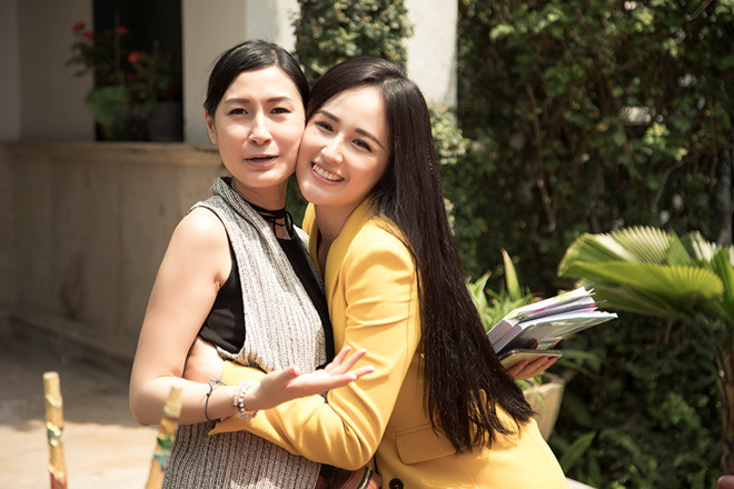 Mai Phương Thúy bên đạo diễn - diễn viên Kathy Uyên tại buổi cúng khai máy Ảnh: Cường Nguyễn